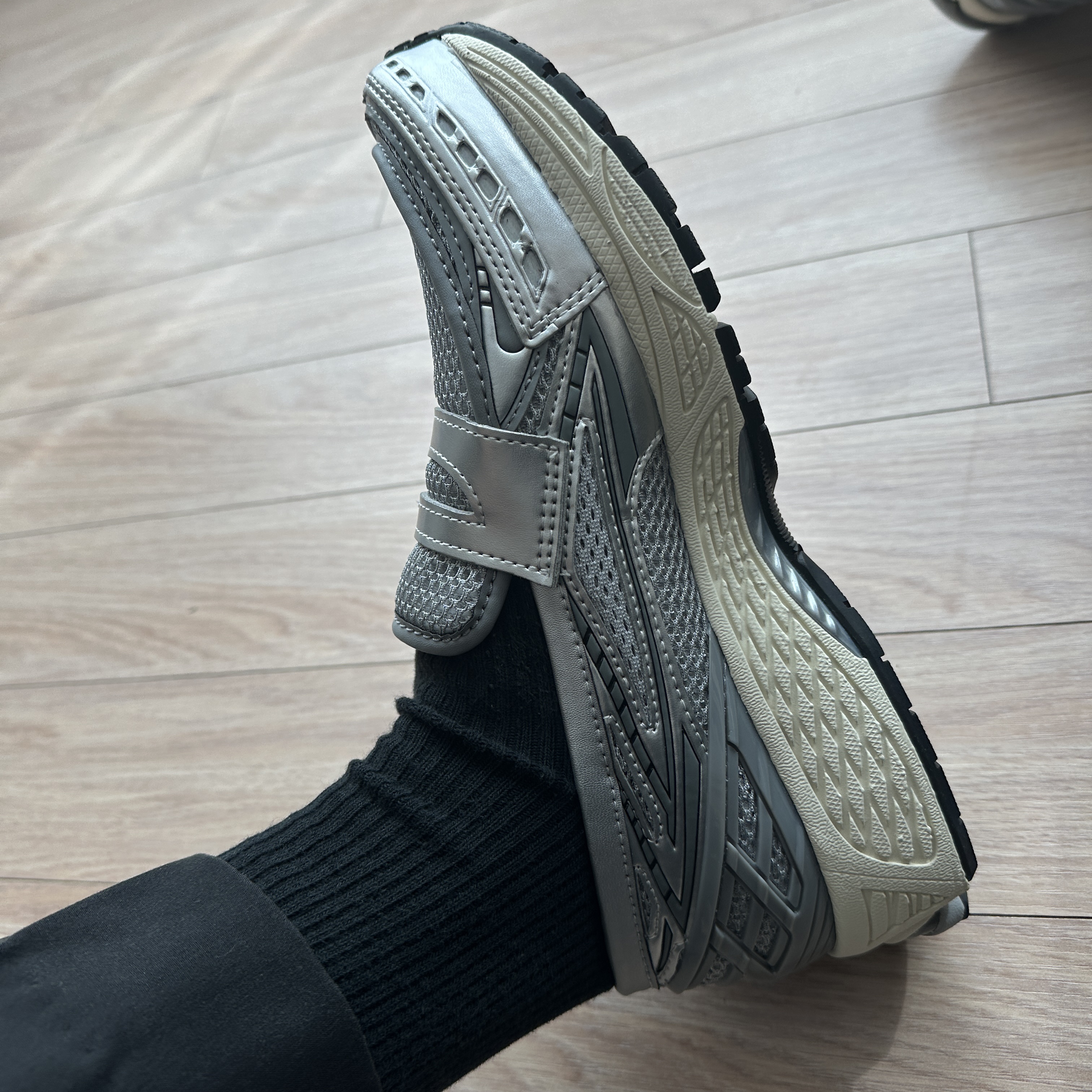 New Balance 1906L Grey Silver 착용 스타일
