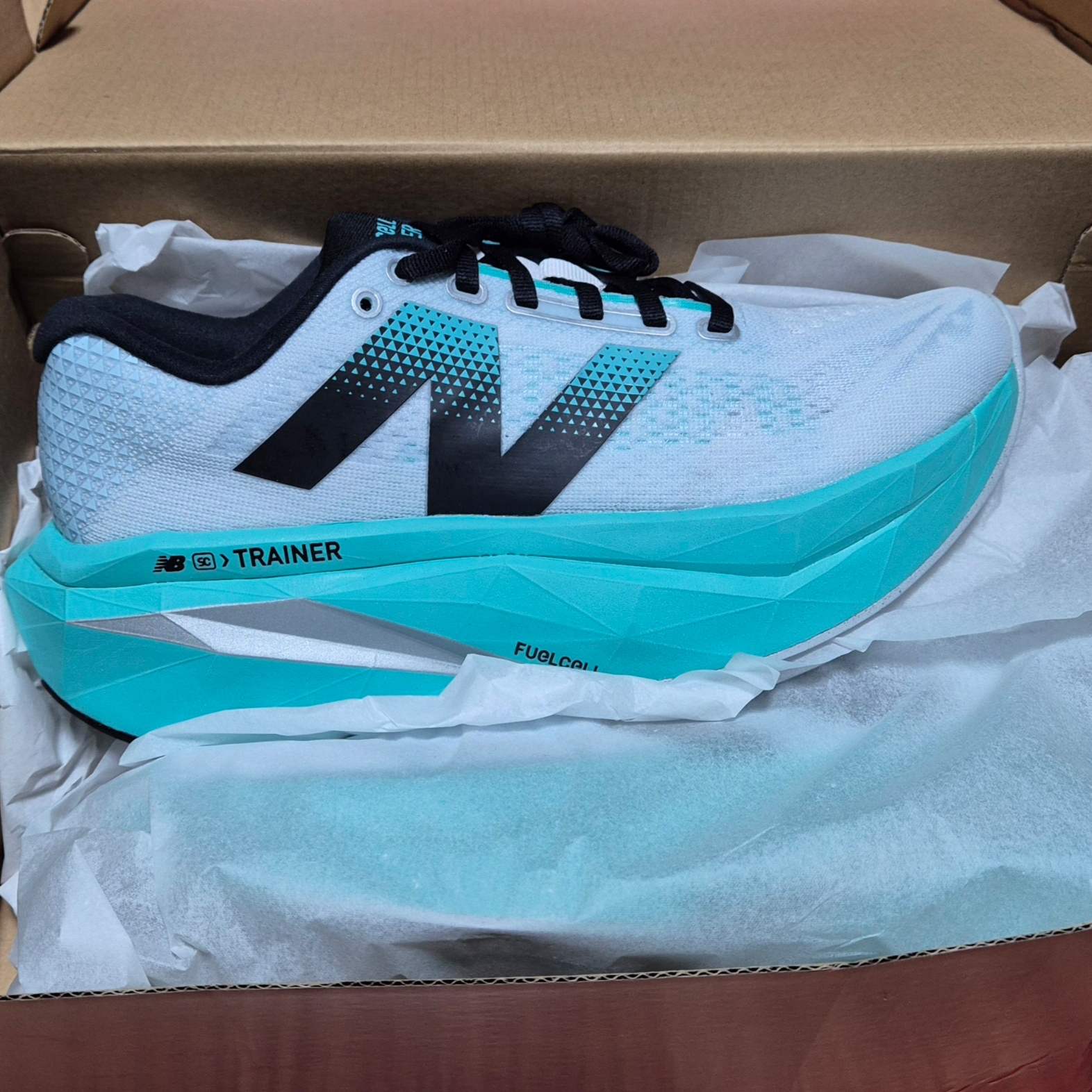 New Balance FuelCell Supercomp Trainer v3 White Cyber Jade - D Standard 착용 스타일 - 2