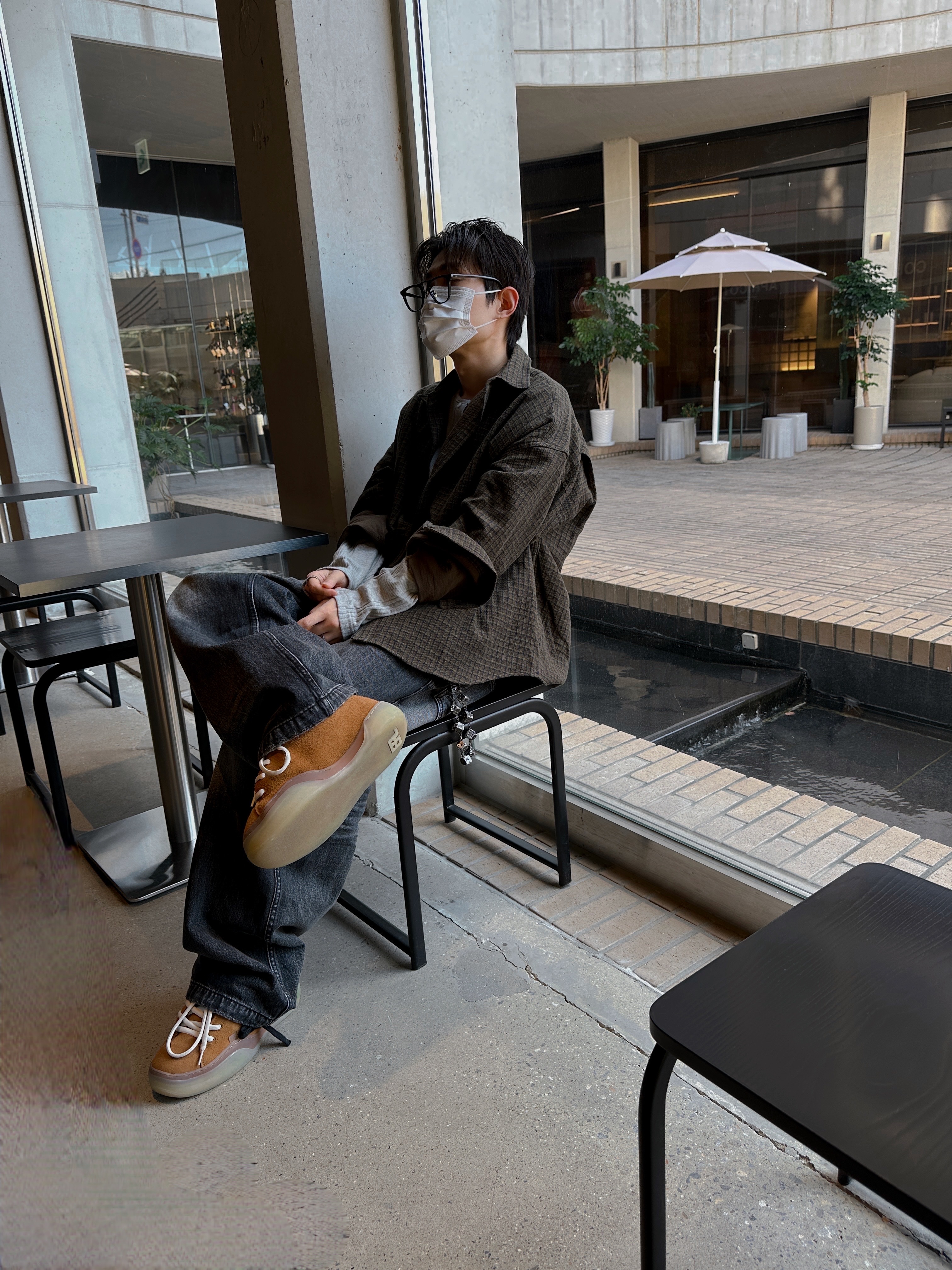 Nonnod Double Pocket Japanese Denim Washed Black, Nonnod Cropped Flexible String Check Shirt Brown 착용 스타일 - 4