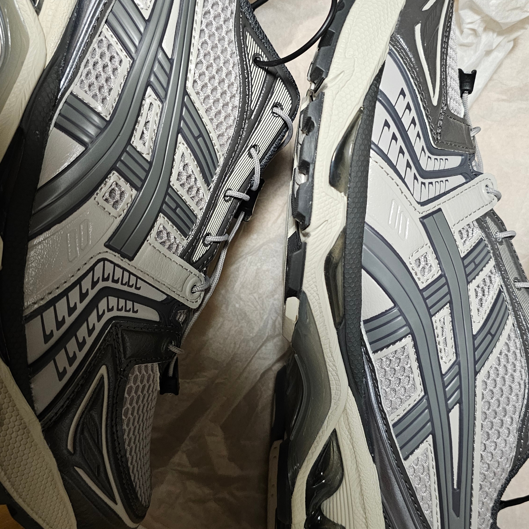Asics Unlimited Gel-Kayano 14 Oyster Grey Clay Grey 착용 스타일