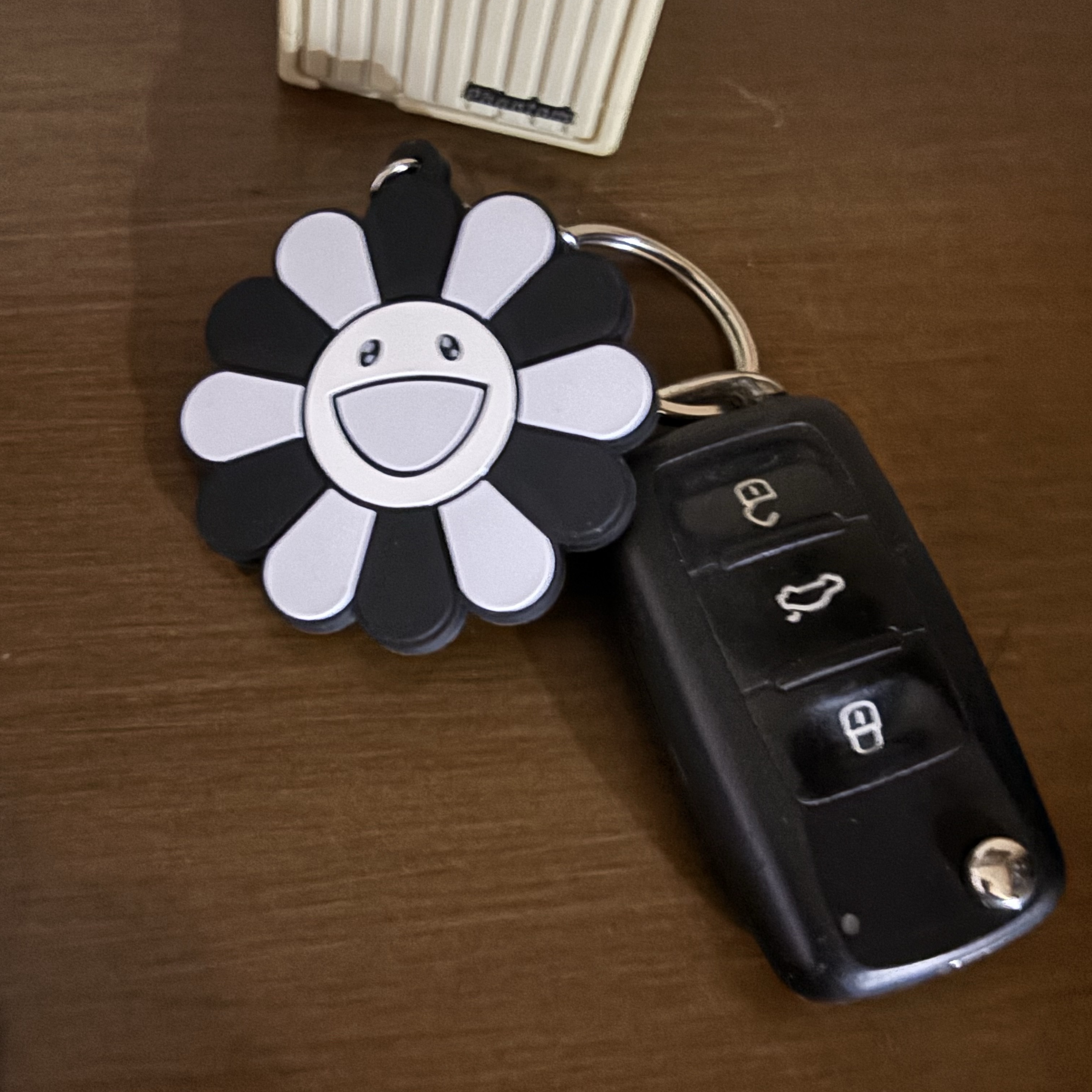 Kaikai Kiki Flower Rubber Keyring Gray Black 착용 스타일