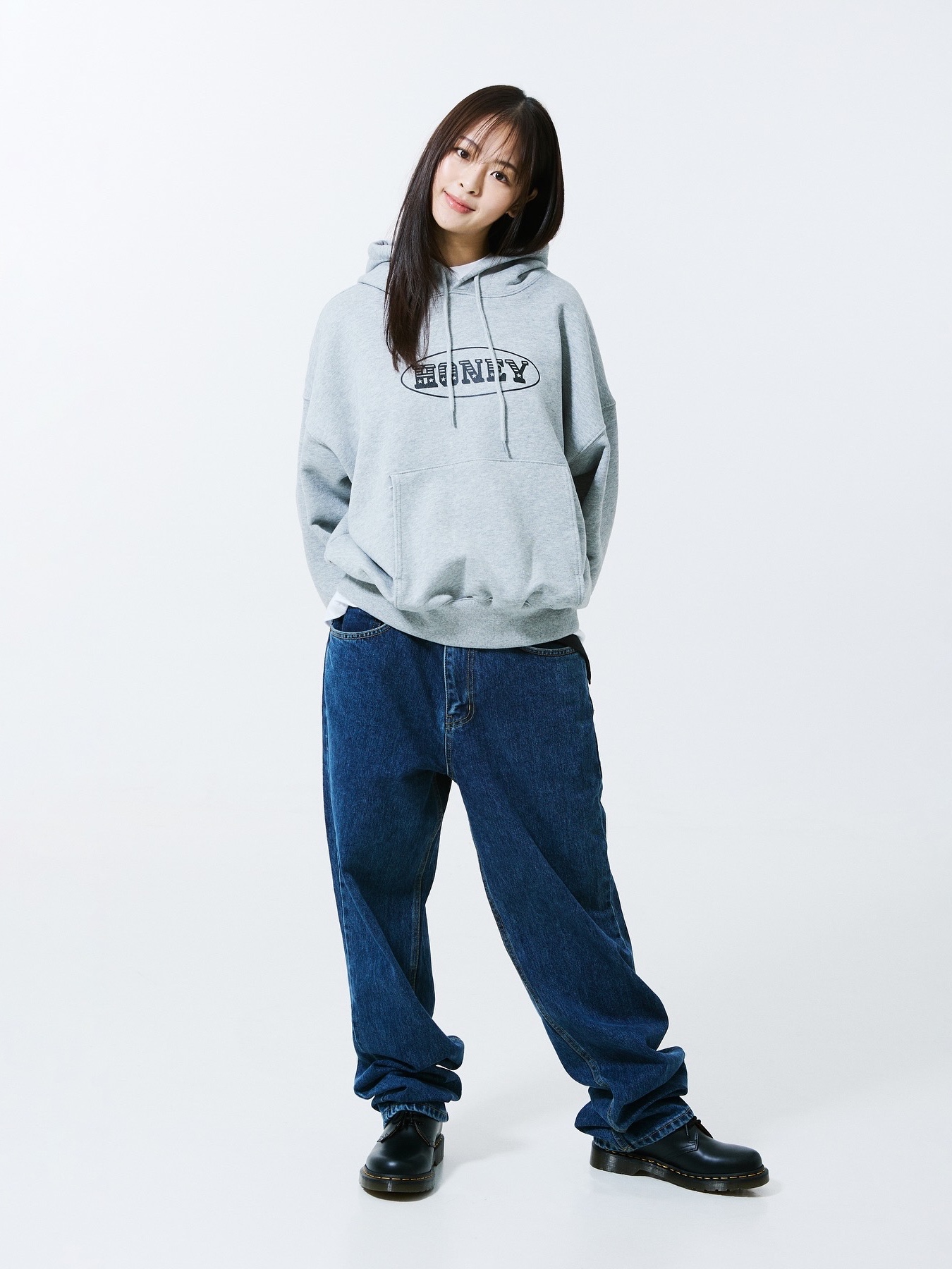Honey Scoop House C Boy Logo Hooded Sweatshirt Grey, Honey Scoop House Honey Stitch Denim Blue 착용 스타일 - 2