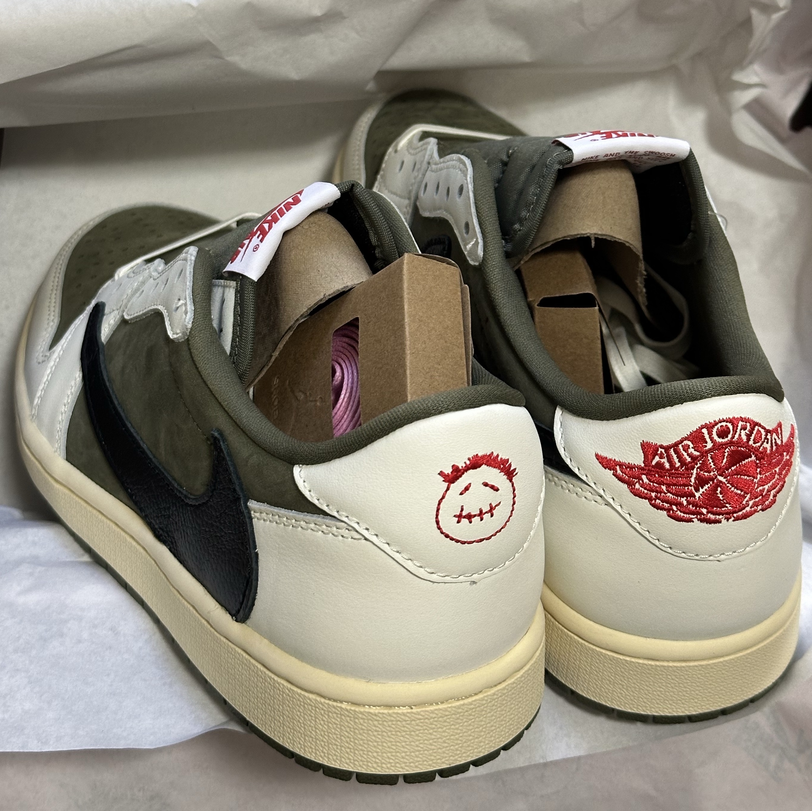 Jordan 1 x Travis Scott Retro Low OG SP Reverse Olive 착용 스타일 - 2