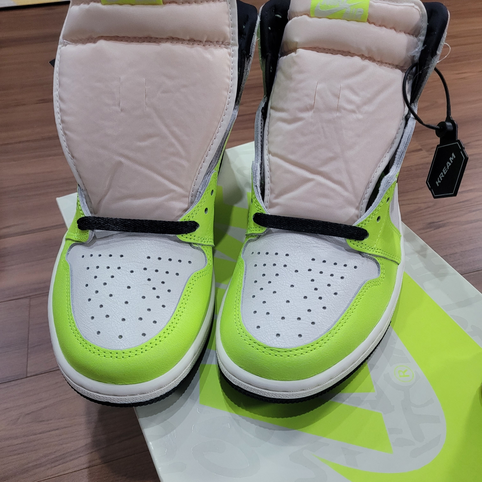 Jordan 1 Retro High OG Volt 착용 스타일 - 3