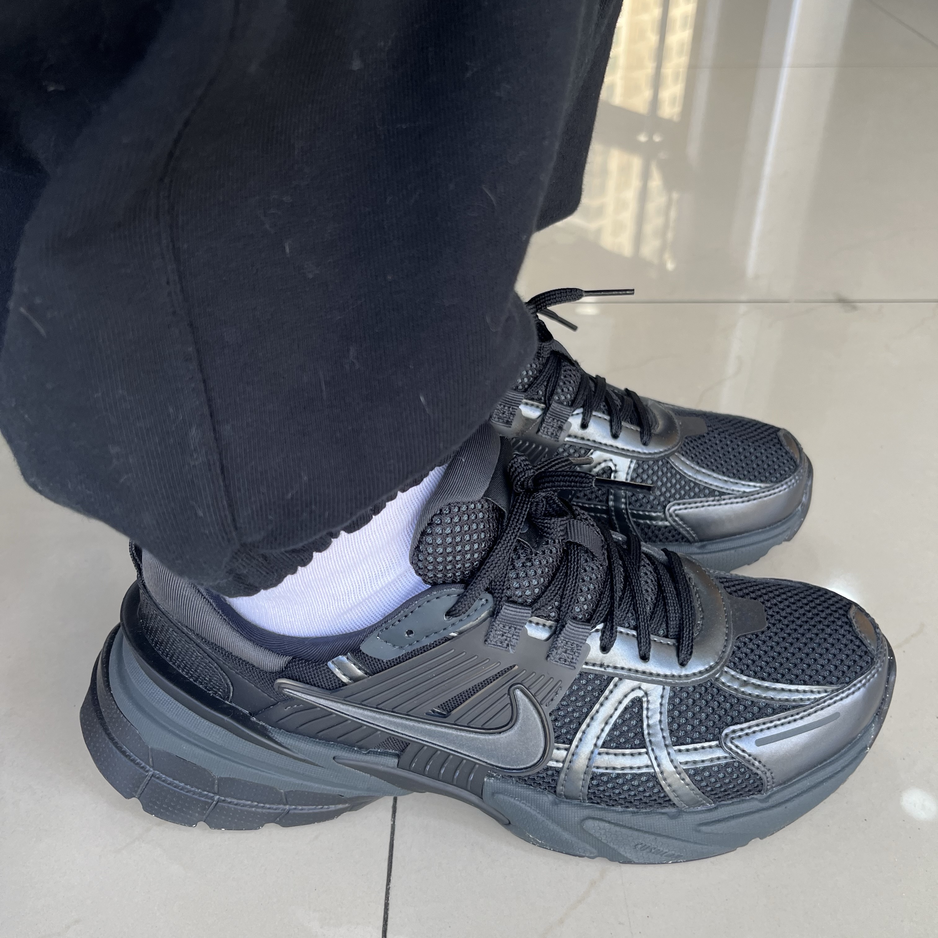 Nike V2K Run Black Anthracite 착용 스타일 - 2