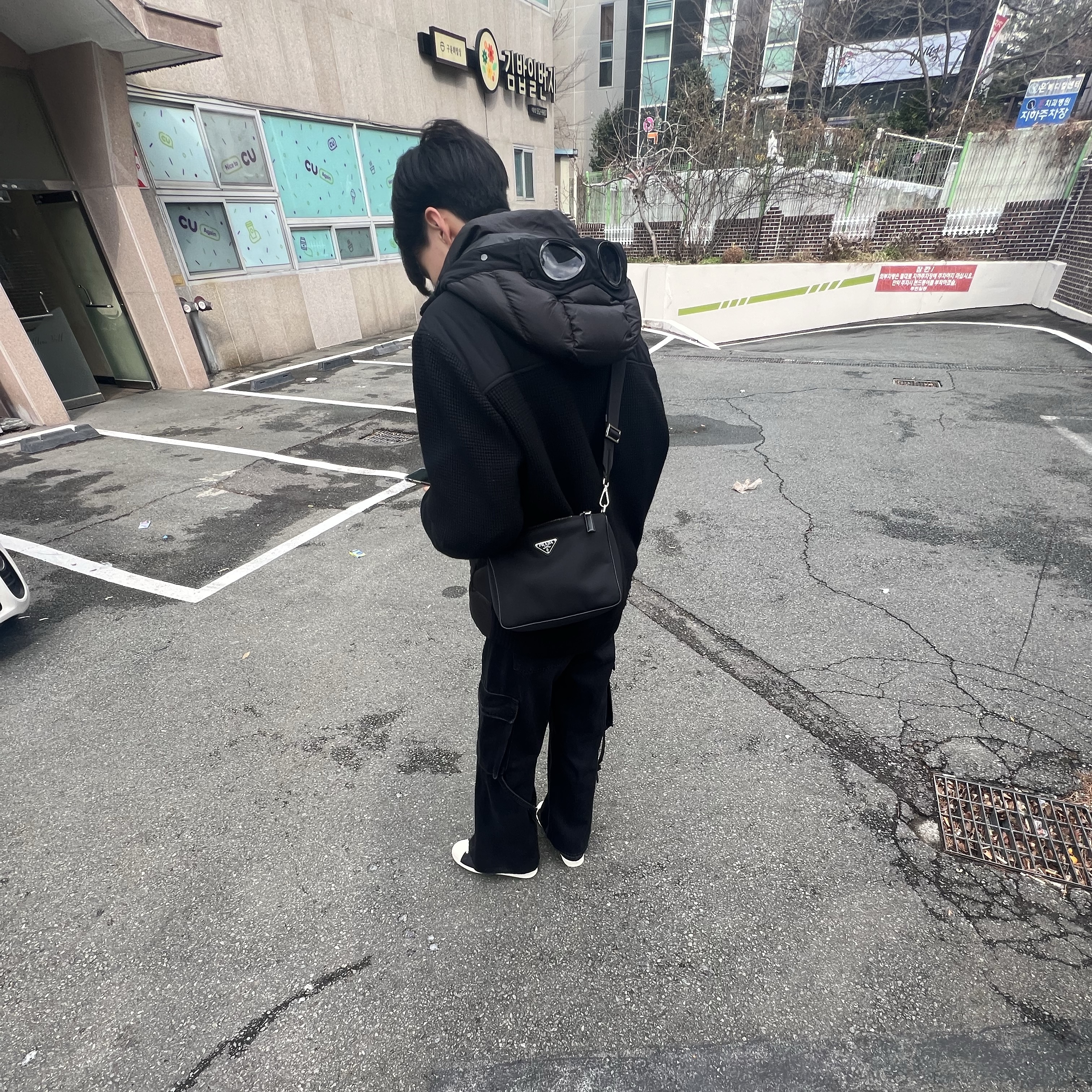 C.P. Company Merino Nylon Mixed Goggle Knit Black - 23FW, Prada Re-Nylon and Saffiano Leather Shoulder Bag Black 착용 스타일 - 3