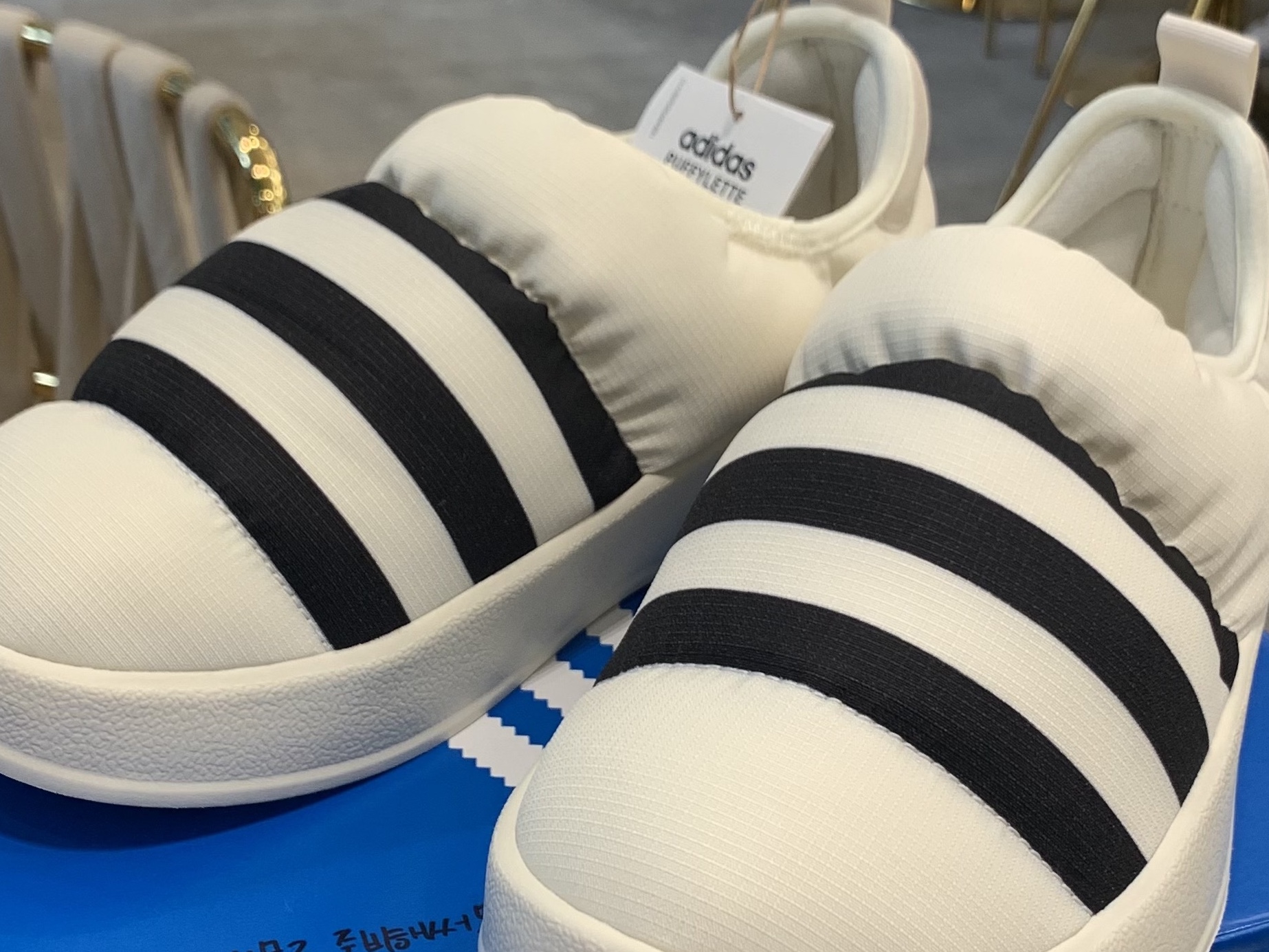 Adidas Puffylette Off White 착용 스타일
