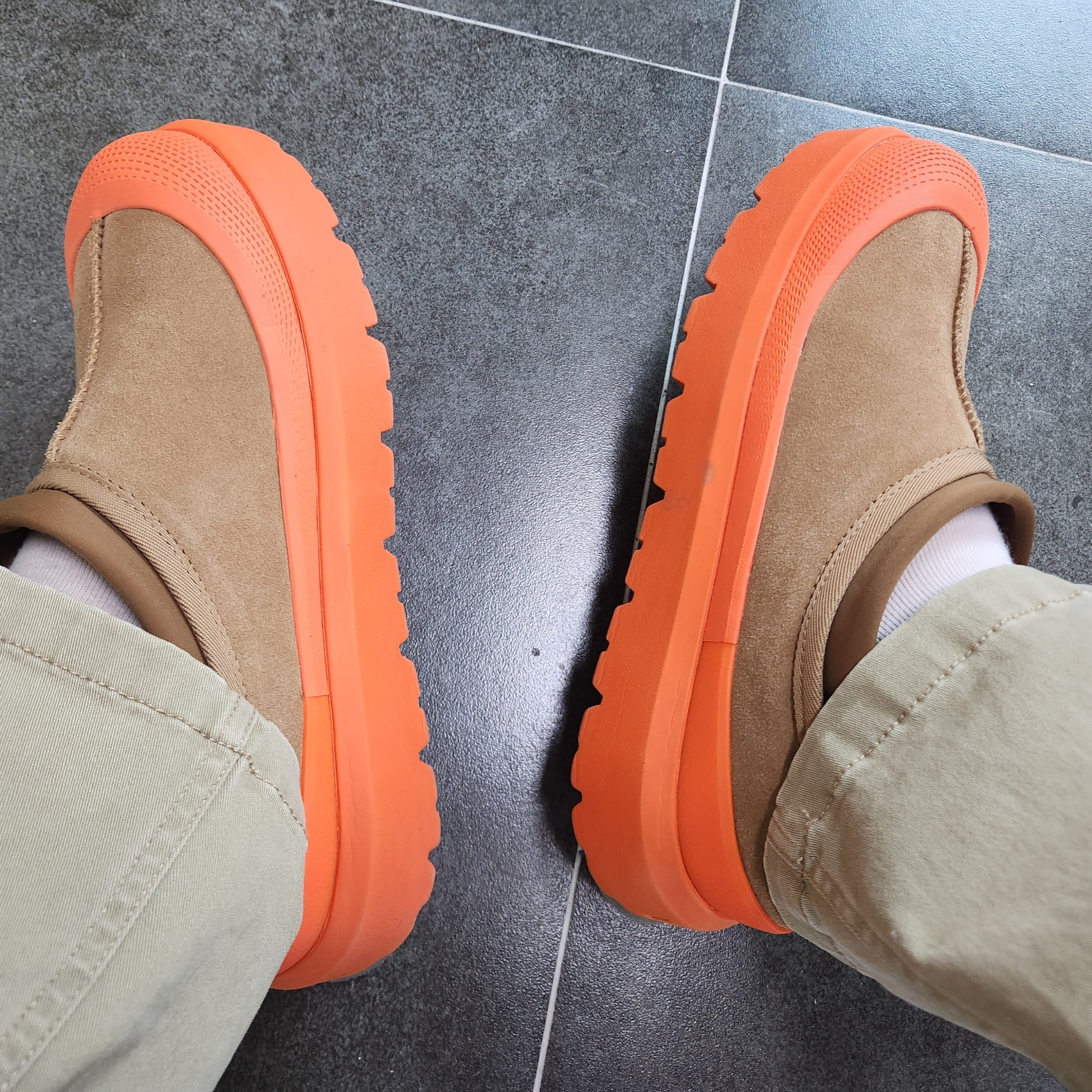 UGG Tasman Weather Hybrid Chestnut Orange 착용 스타일 - 2