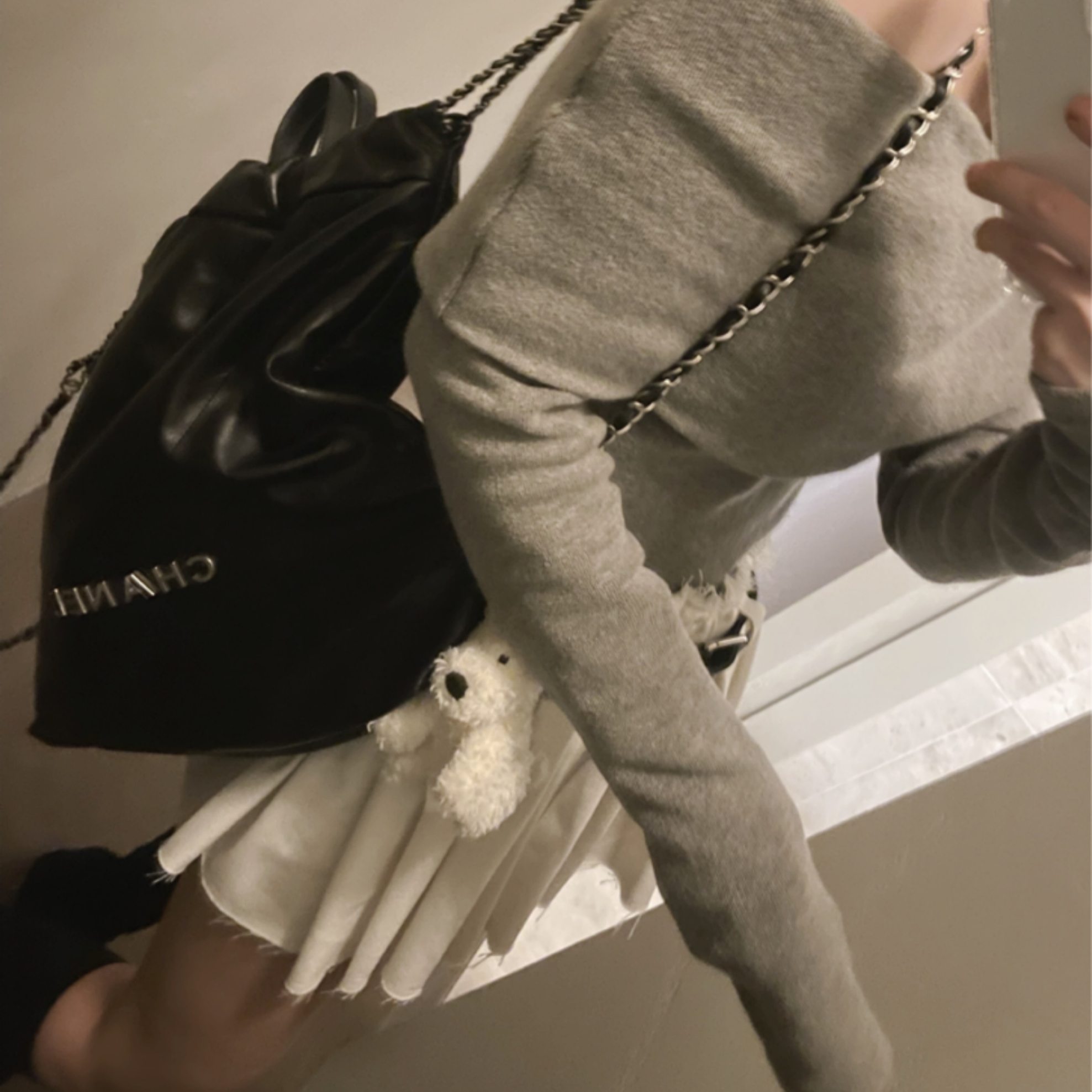 Chanel 22 Backpack Calfskin & Silver Black, Jellycat Munro Scottie Dog Bag Charm Cream 착용 스타일 - 2