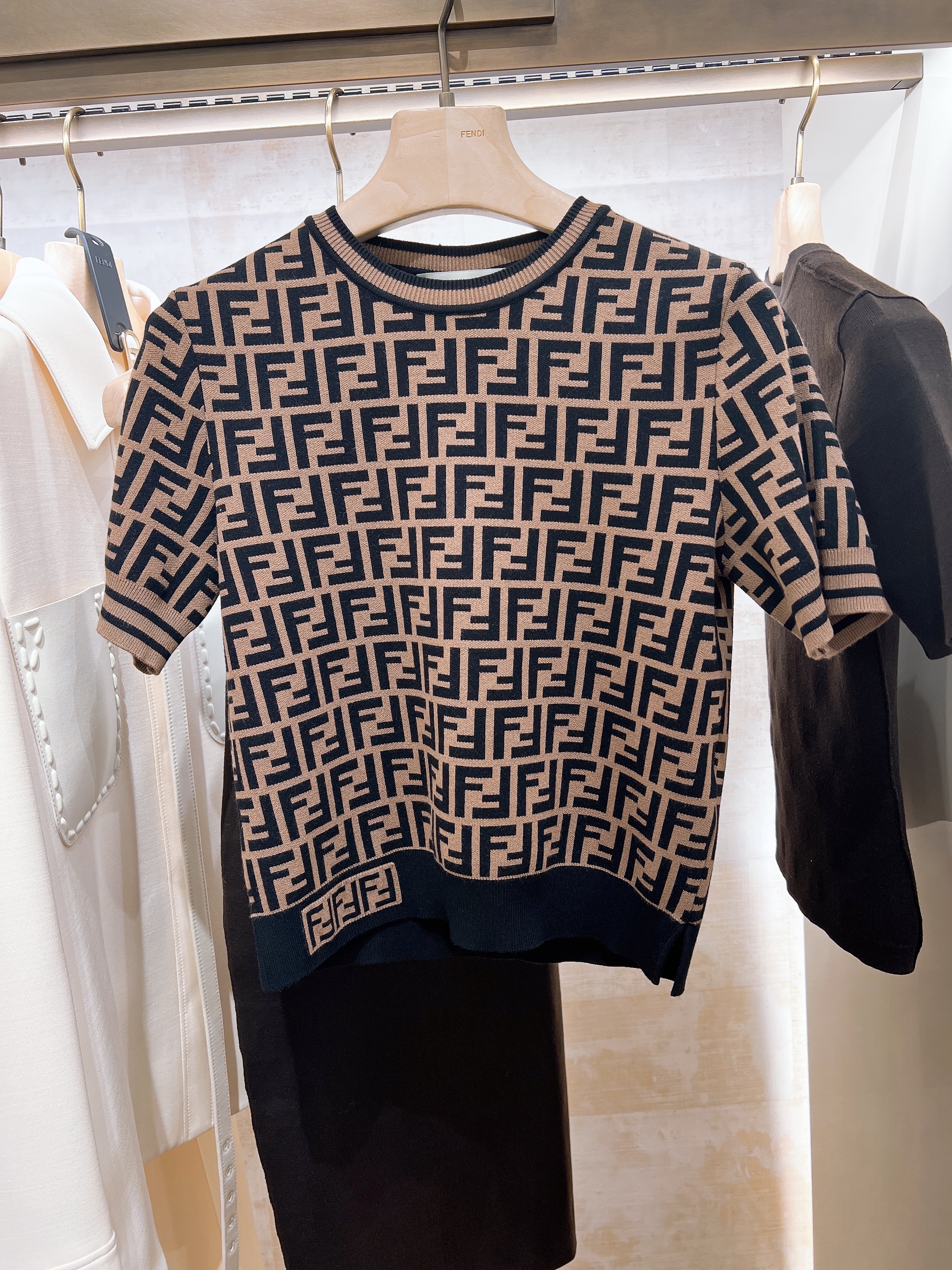 (W) Fendi FF Motif Fabric Short Sleeved Sweater Multicolor 착용 스타일