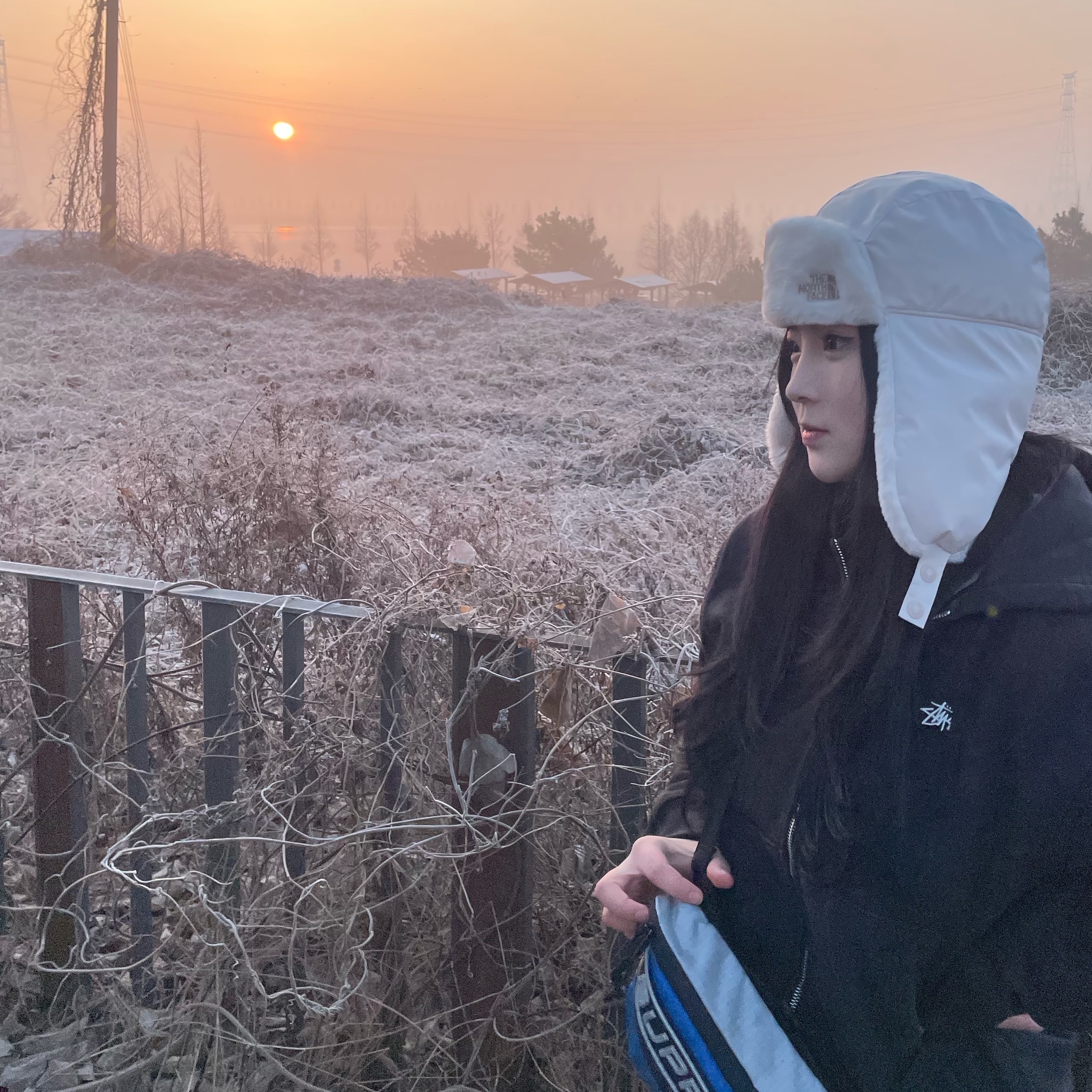 The North Face Expedition Earmuff Cap Sand White, Supreme Waist Bag Blue - 23FW 착용 스타일 - 3