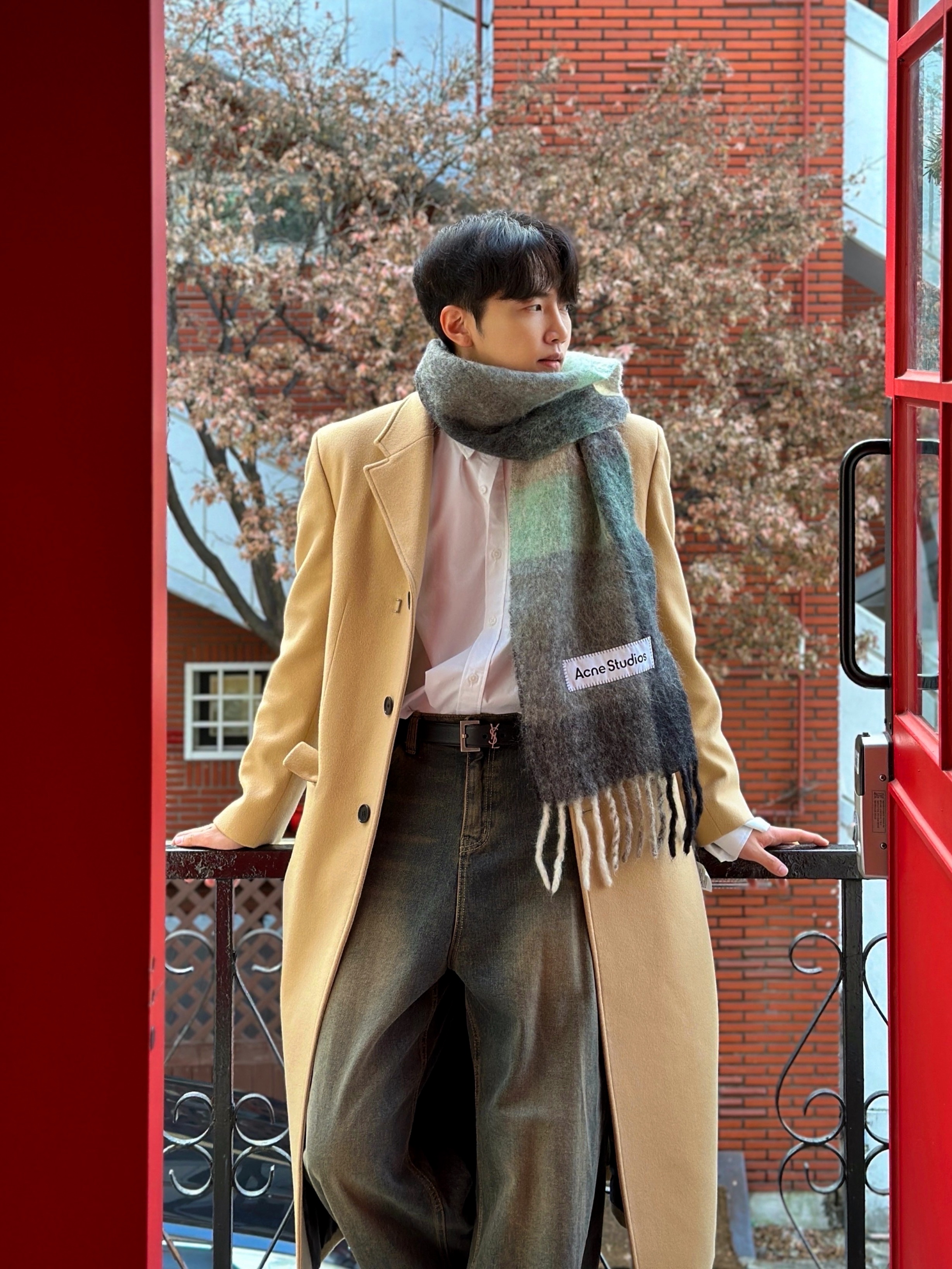 Acne Studios Mohair Check Muffler Grey Green Black, Saint Laurent Leather Silver Monogram Belt Black 착용 스타일 - 3