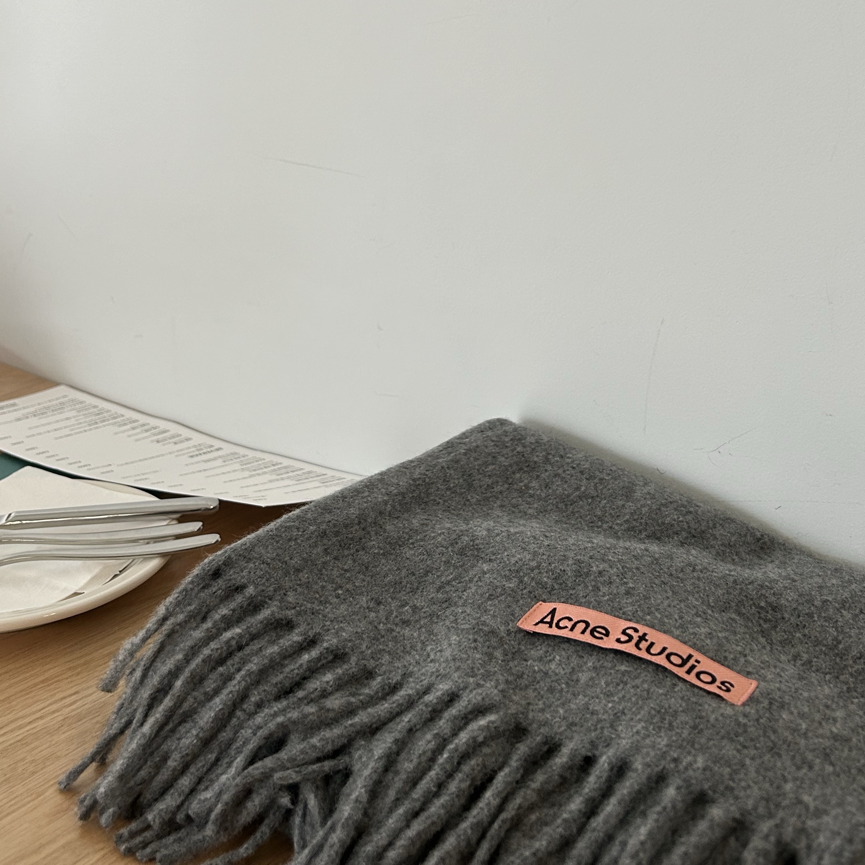 Acne Studios Narrow Wool Fringe Muffler Grey Melange 착용 스타일
