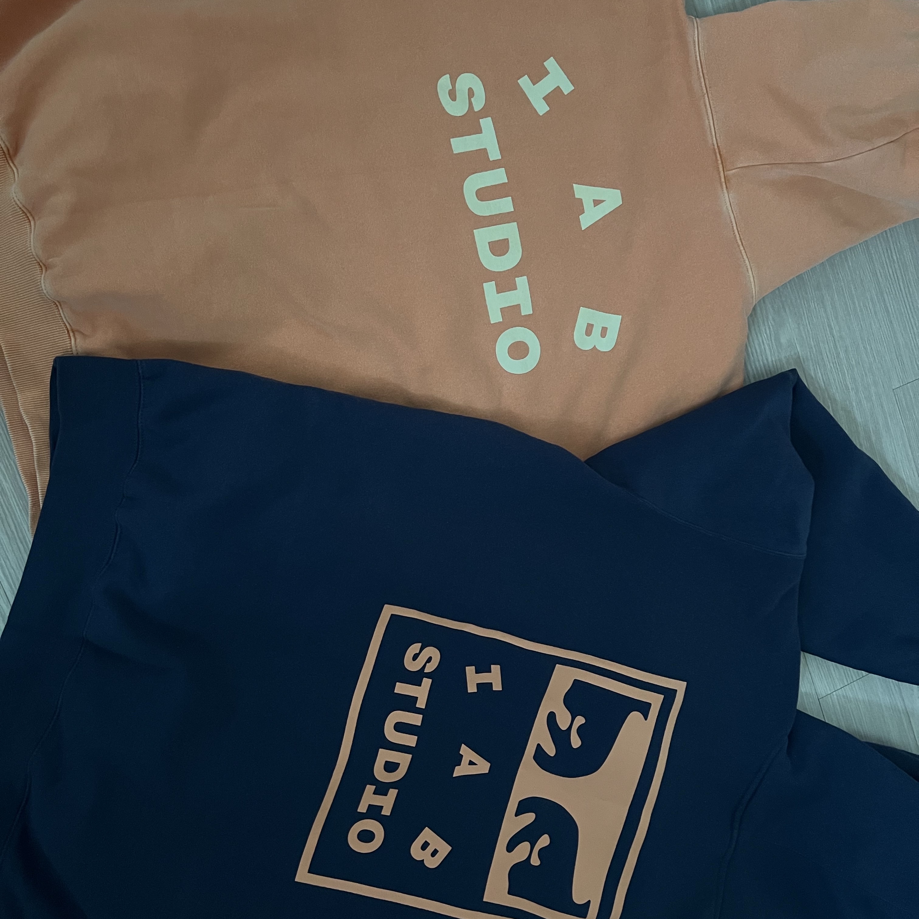 IAB Studio x Obey Eyes Icon Hoodie Oceana, IAB Studio Pigment Hoodie Salmon 착용 스타일