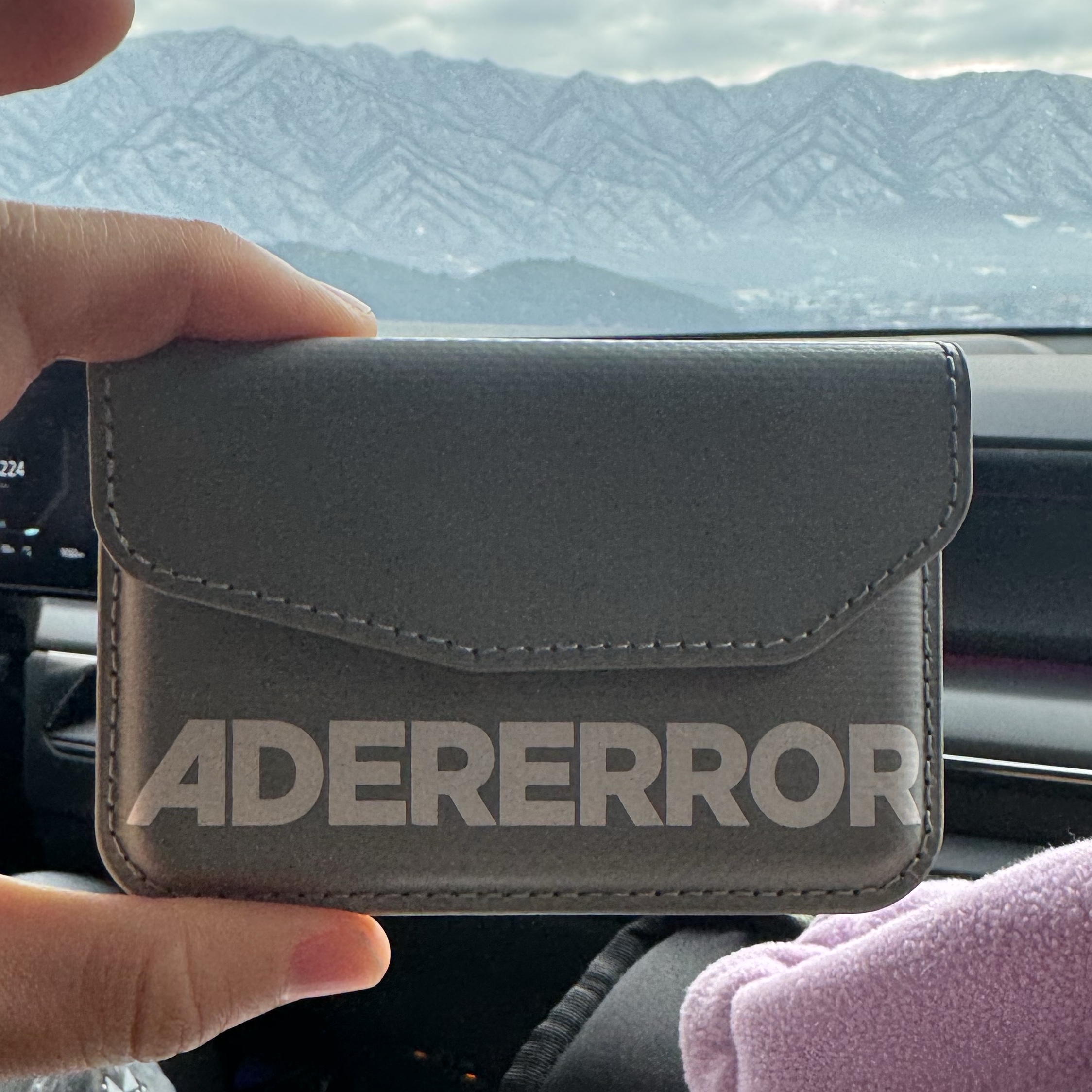 Ader Error Standic Magsafe Wallet Grey 착용 스타일