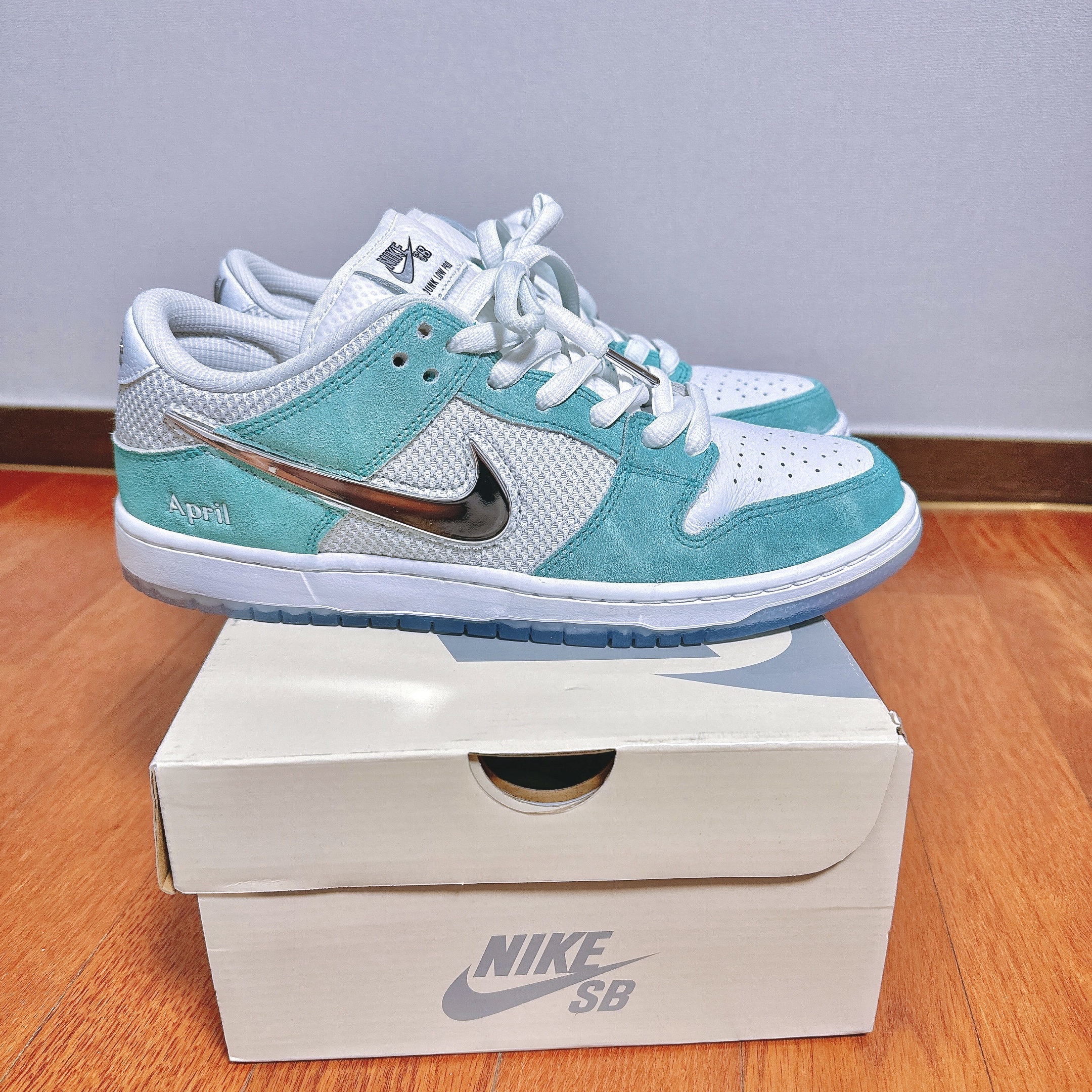 Nike x April Skateboards SB Dunk Low Pro QS Racer Blue Metallic Silver 착용 스타일 - 1