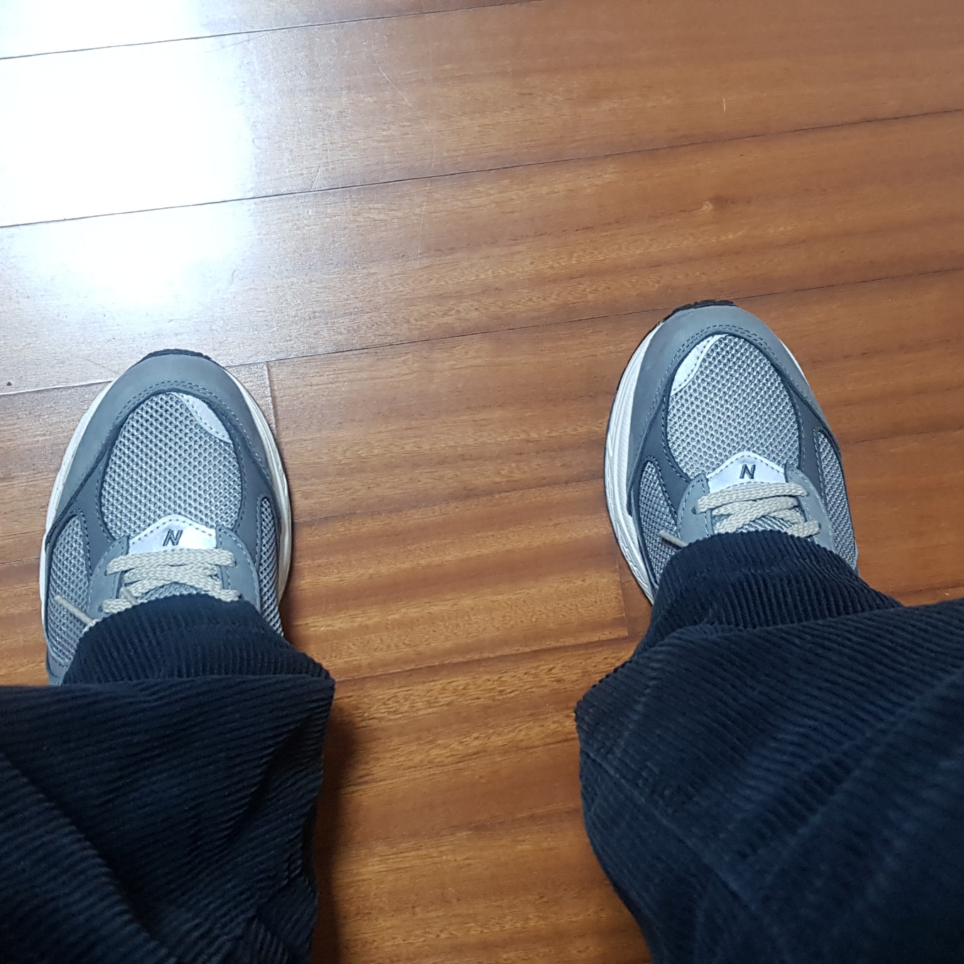 New Balance 2002R Premium Vintage Grey 착용 스타일