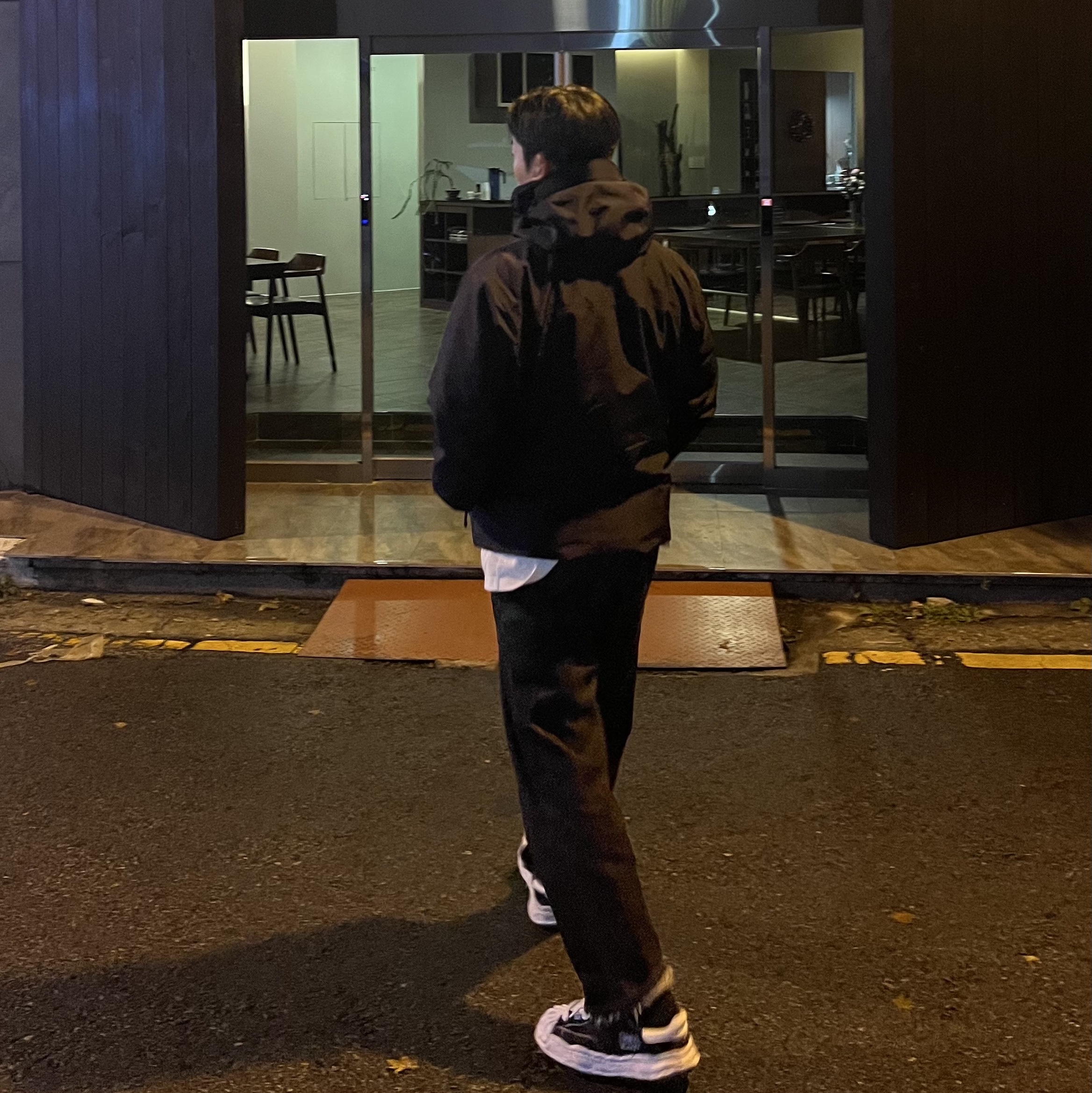 메종 미하라 야스히로 블레이키 OG 솔 캔버스 로우탑 스니커즈 블랙 화이트, 아크테릭스 베타 LT 자켓 블랙 착용 스타일 - 1