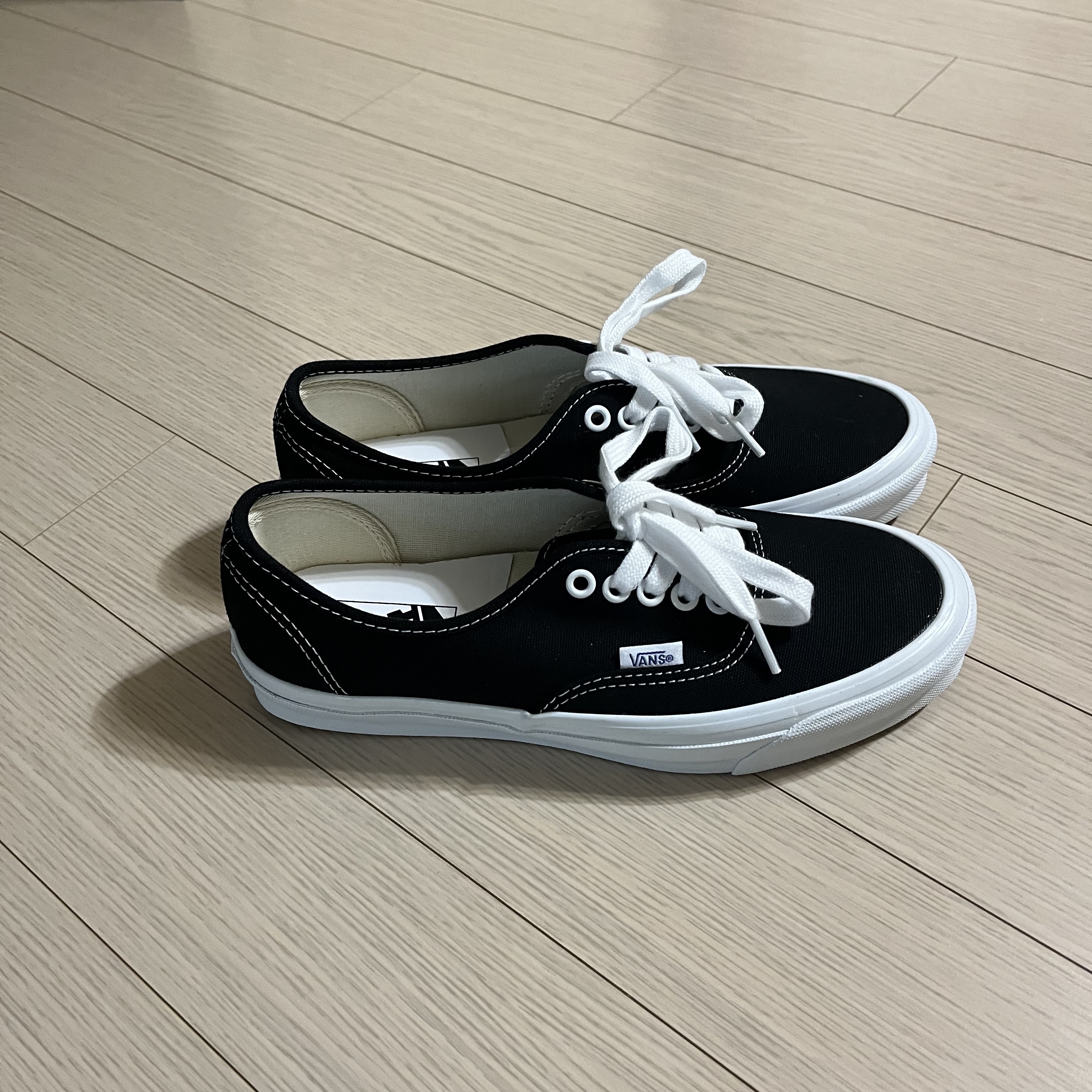 Vans Vault OG Authentic LX Black 착용 스타일
