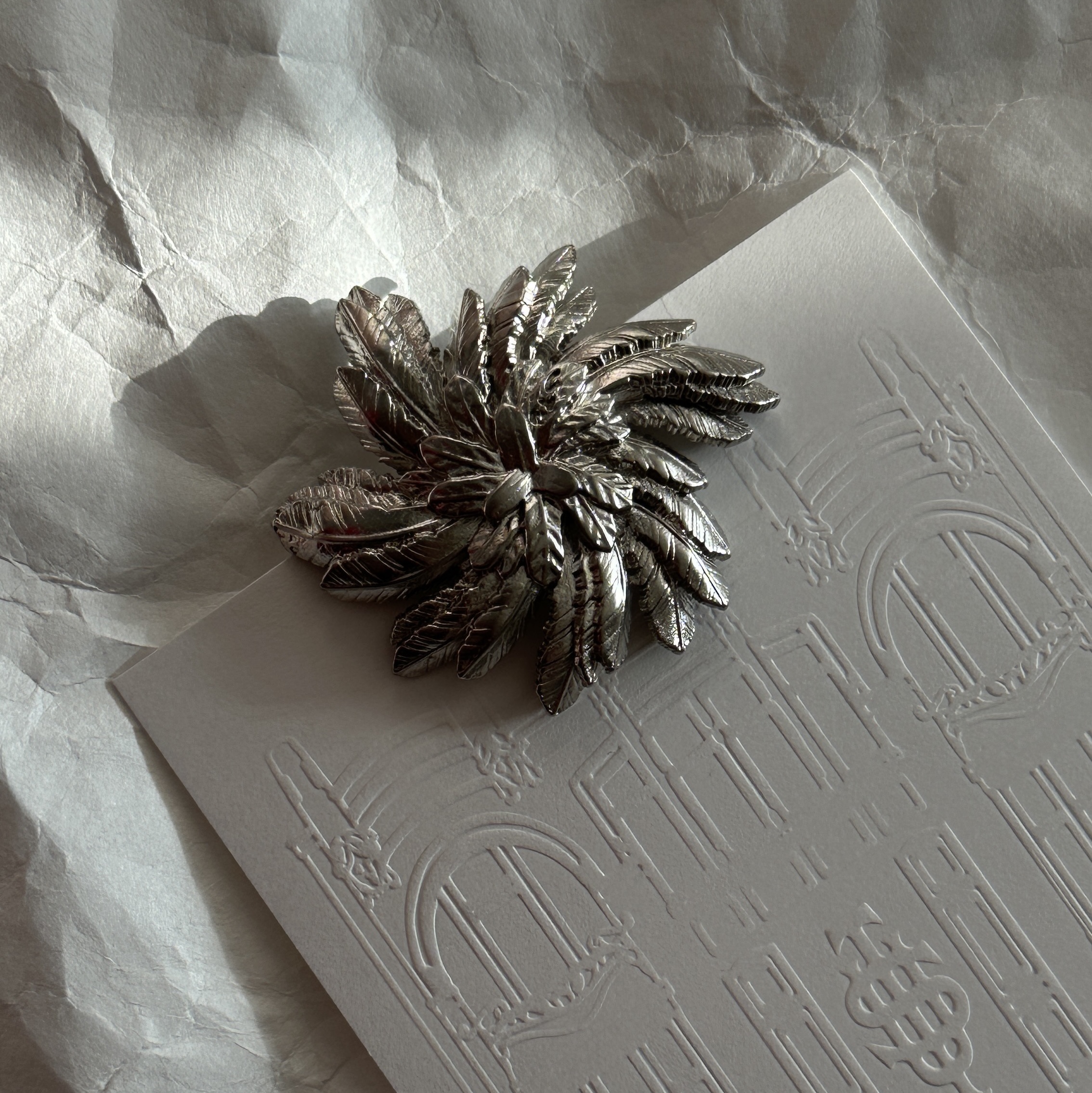 STU Wing Metal Brooch 착용 스타일 - 1