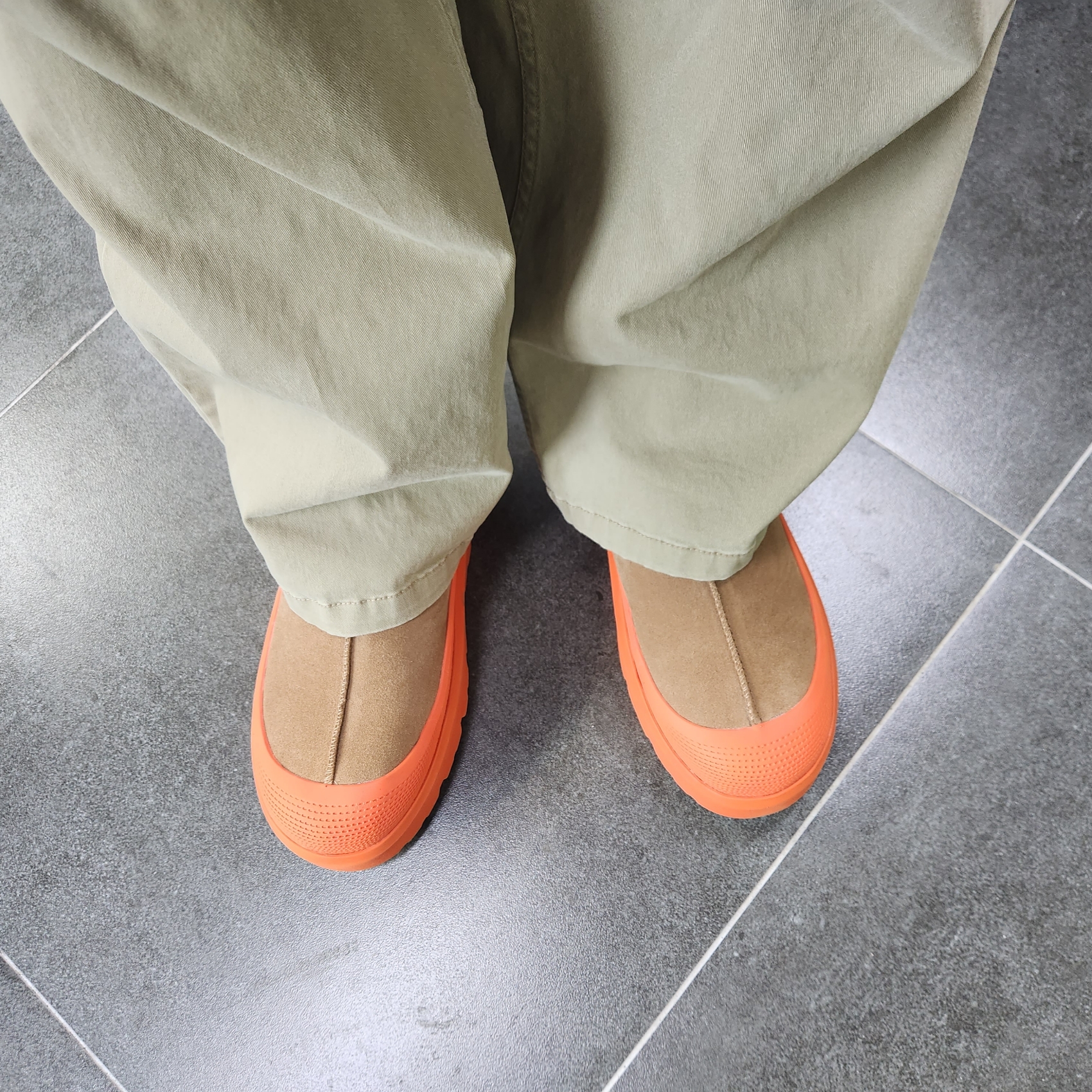 UGG Tasman Weather Hybrid Chestnut Orange 착용 스타일 - 1