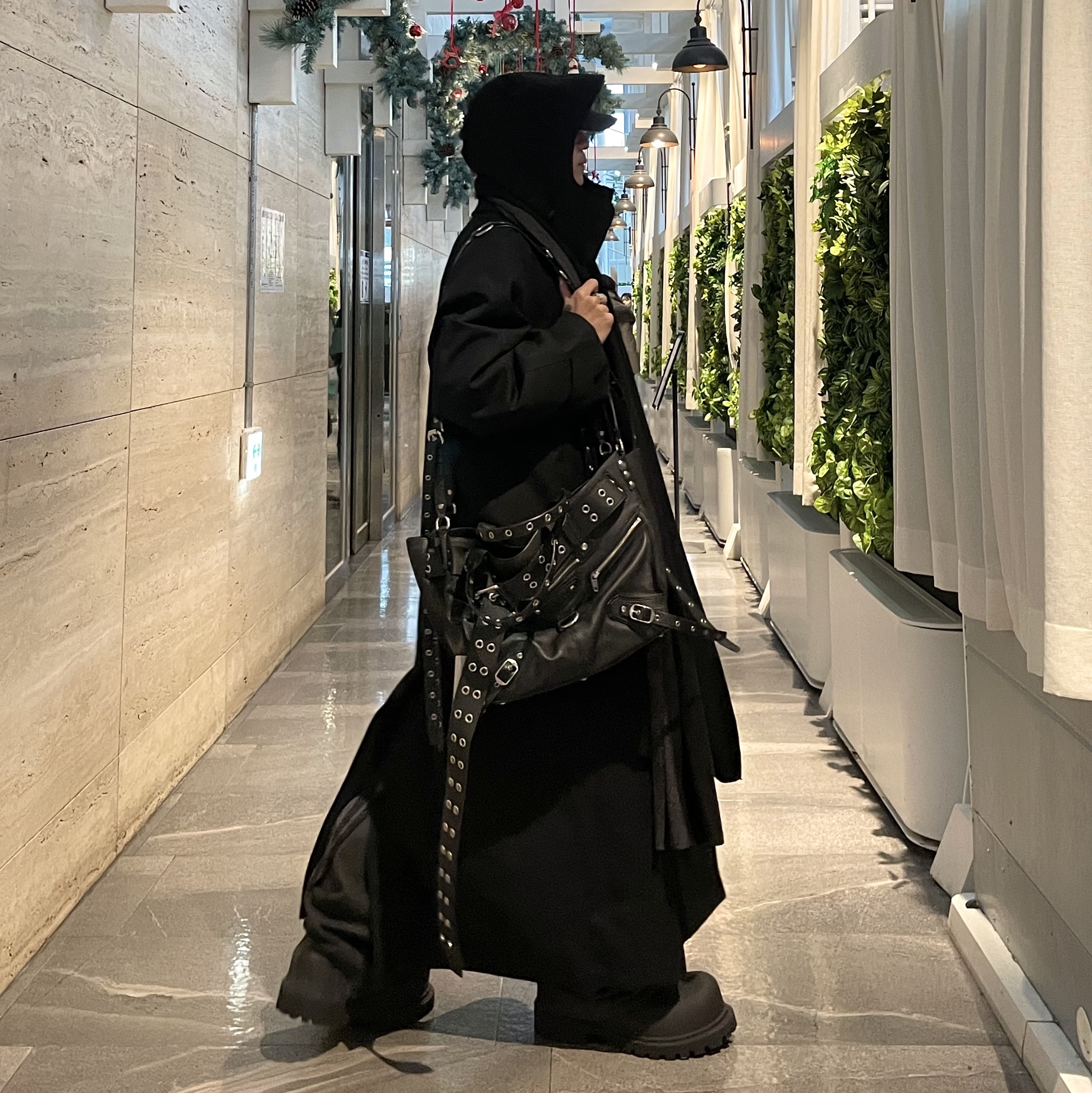 Balenciaga Emo Bucket Bag in Washed Calfskin Black, Balenciaga XL Army Boots Full Eva Black 착용 스타일 - 1