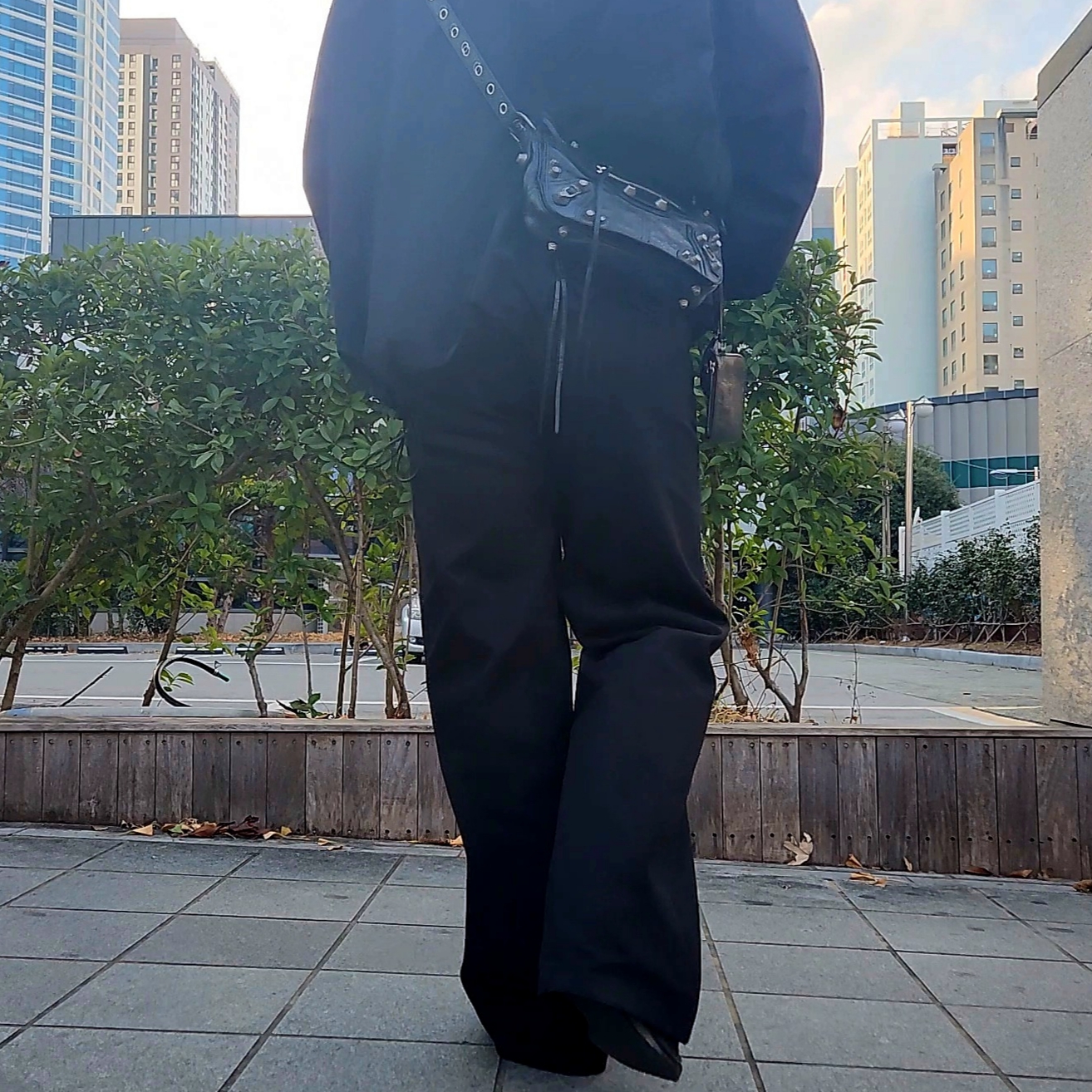 Balenciaga x Adidas Stan Smith Worn Out Black 착용 스타일 - 2