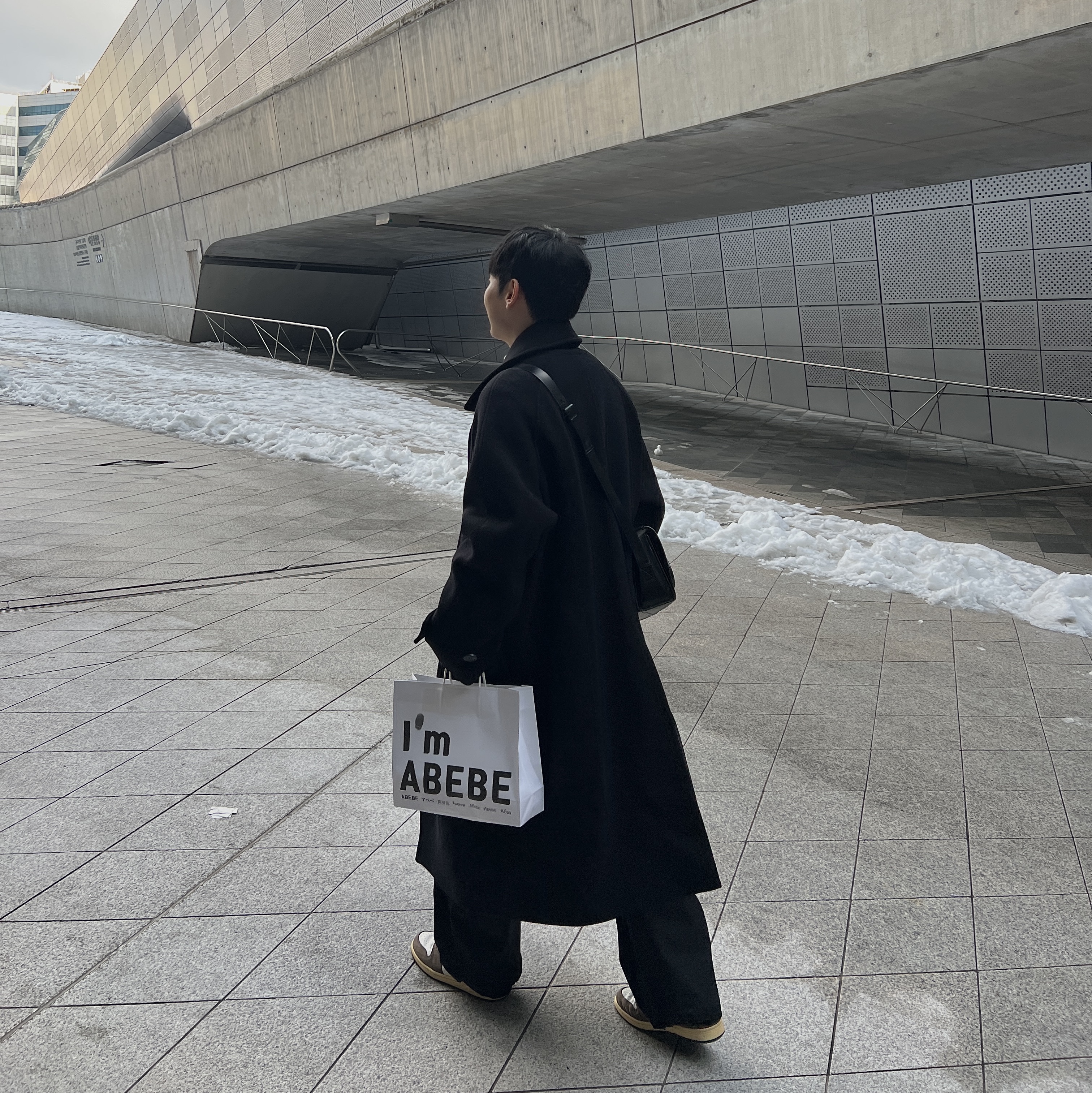 Undermycar Legion.02 Balmacaan Oversized Wool Coat Black, Lemaire Camera Bag Vegetable-Tanned Leather Black 착용 스타일
