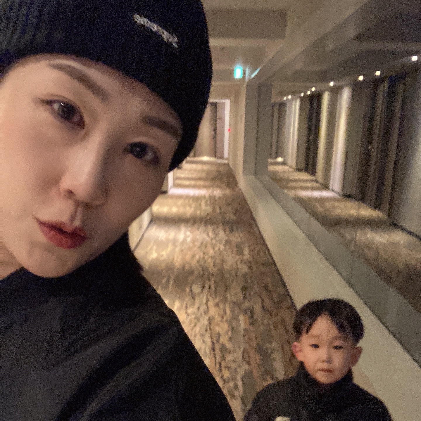 슈프림 오버다이드 비니 블랙, 나이키 NSW 리버시블 포우 퍼 봄버 자켓 블랙 - 아시아 착용 스타일 - 2