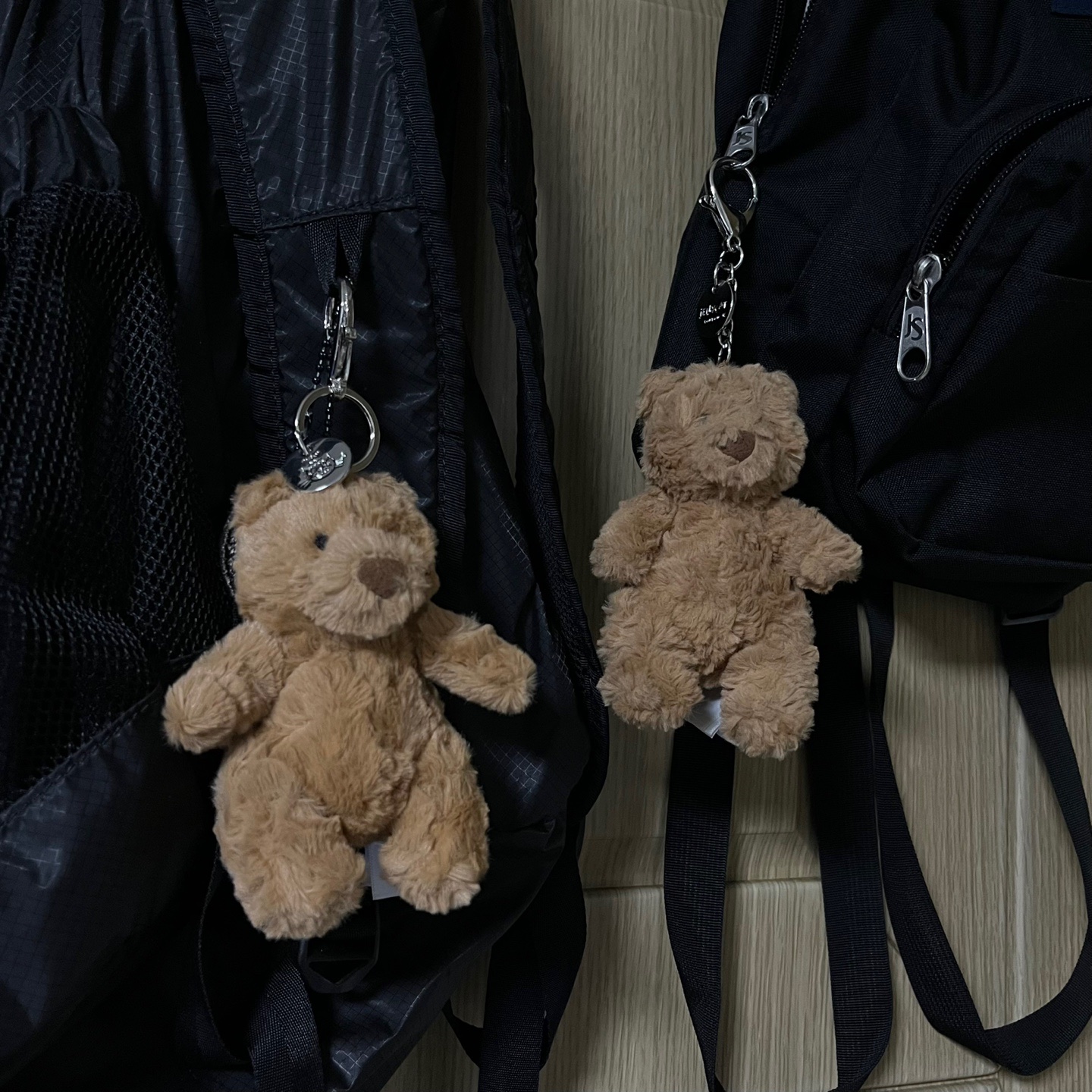 Jellycat Bartholomew Bear Bag Charm Brown 착용 스타일
