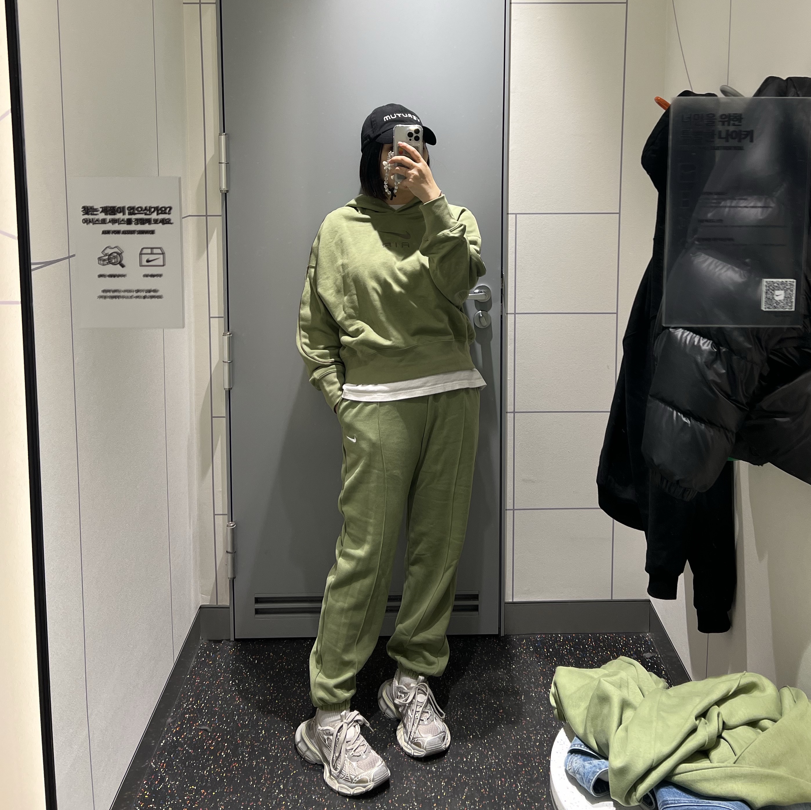 (W) Balenciaga 3XL Sneakers Light Beige, (W) Nike Air Fleece Hoodie Alligator - Asia 착용 스타일 - 1