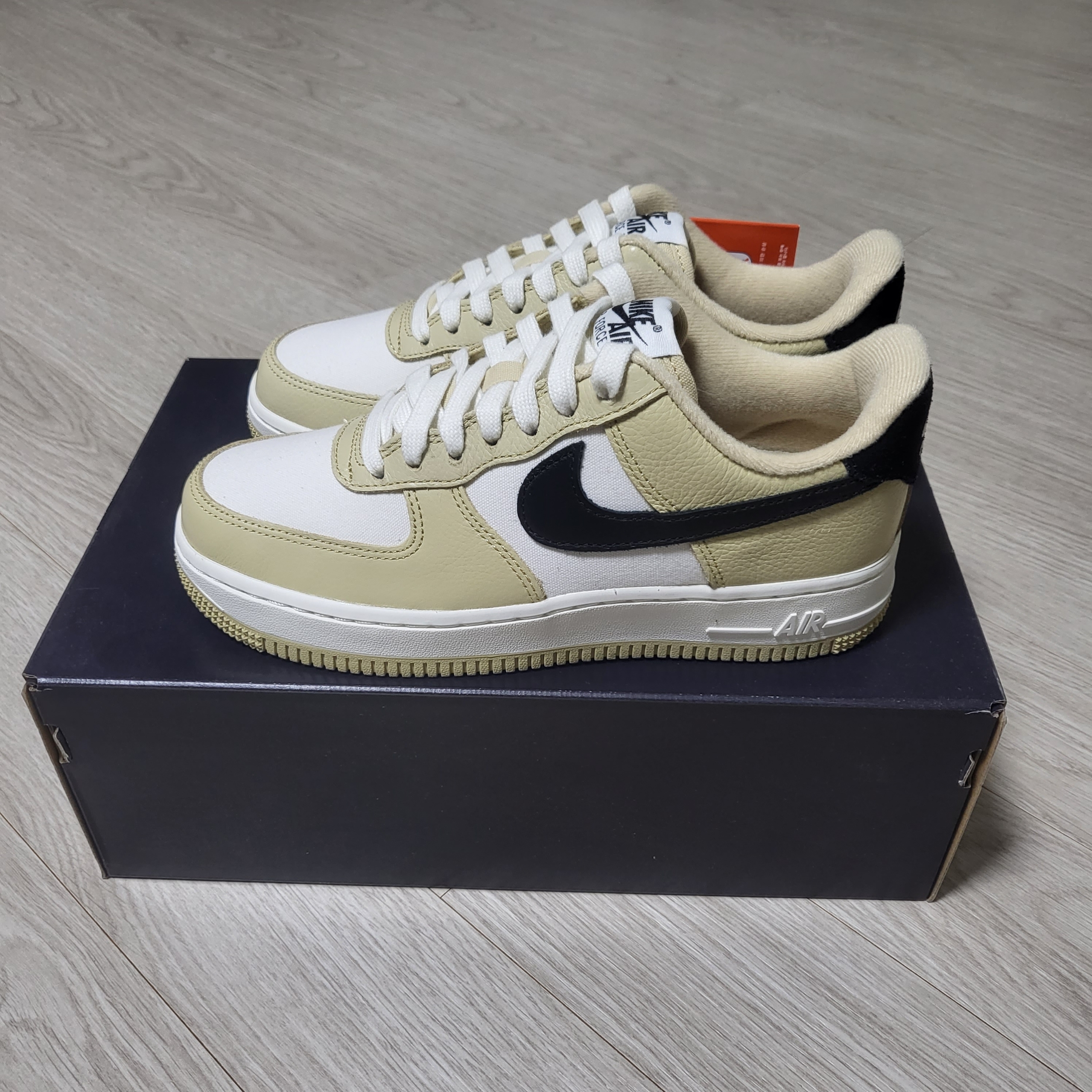 Nike Air Force 1 '07 LX Team Gold and Black 착용 스타일