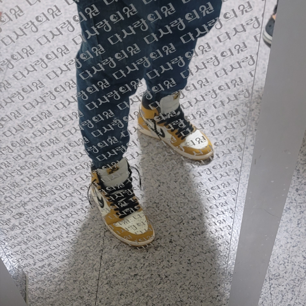 Jordan 1 Retro High OG Yellow Ochre 착용 스타일 - 1