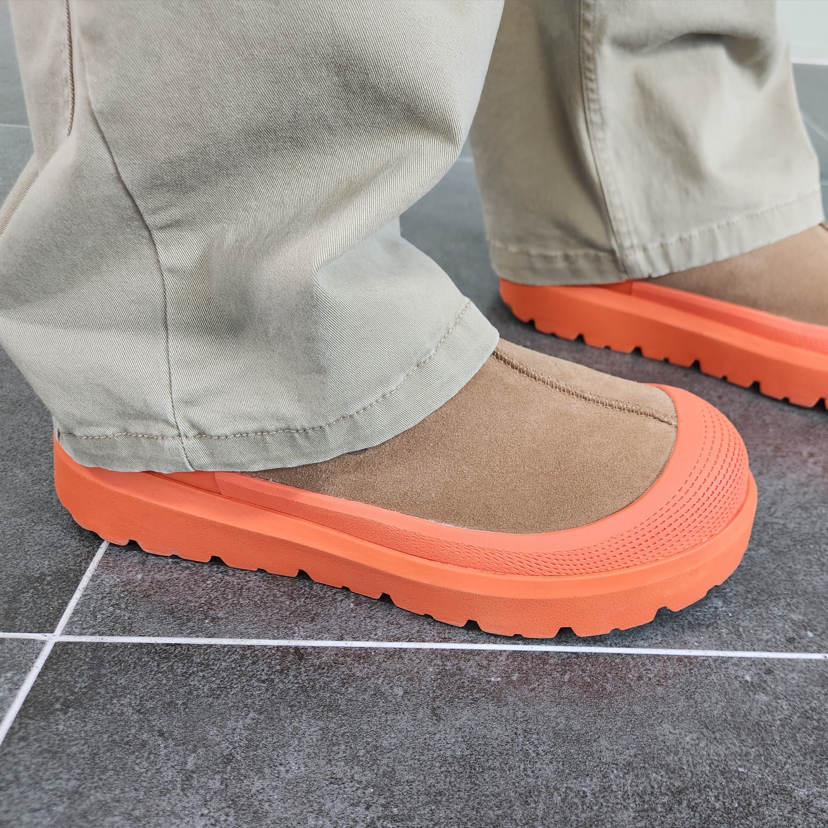 UGG Tasman Weather Hybrid Chestnut Orange 착용 스타일 - 3