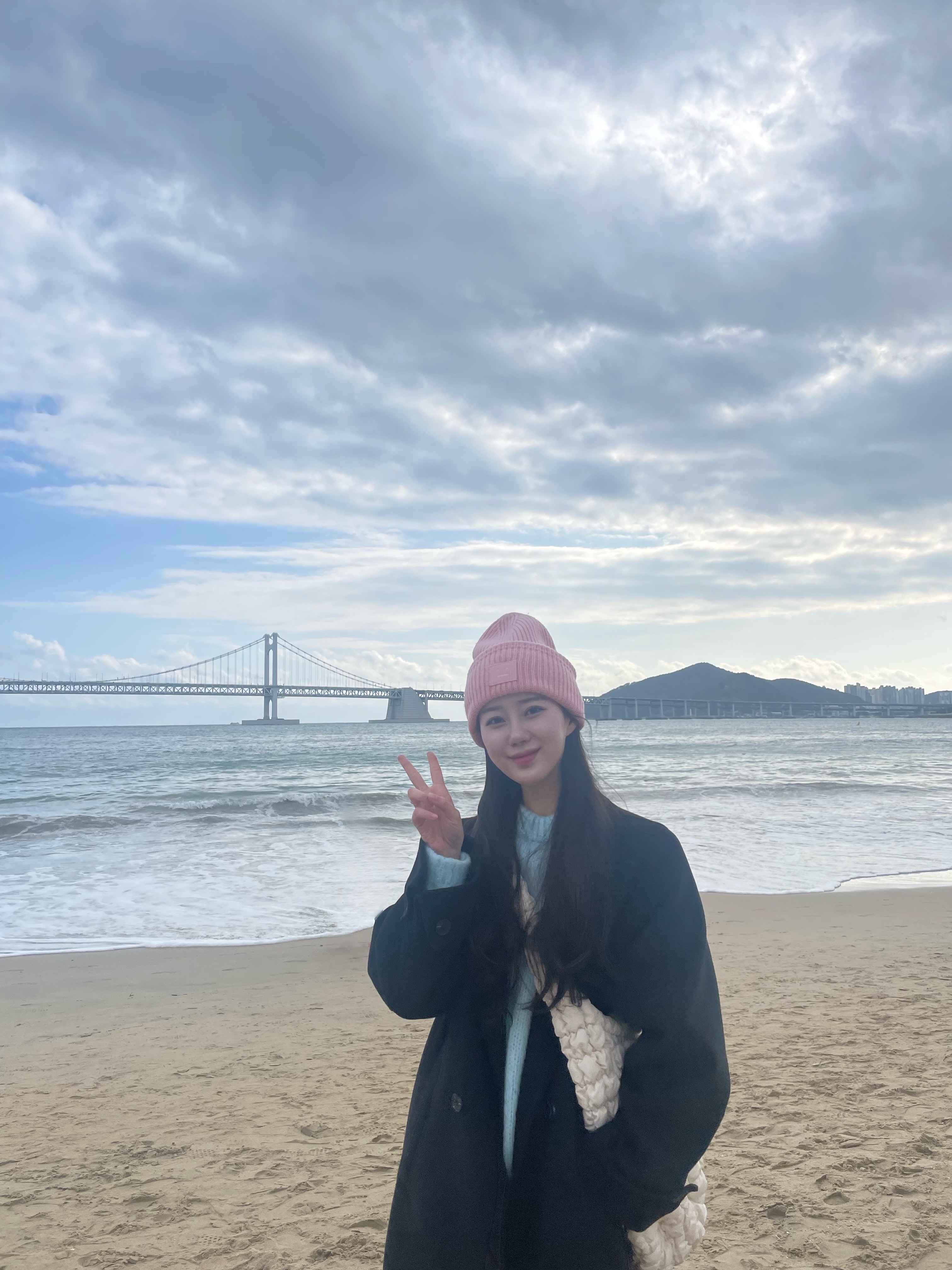 Acne Studios Ribbed Beanie Hat Blush Pink, COS Quilted Oversized Shoulder Bag Off White Light Beige 착용 스타일 - 1