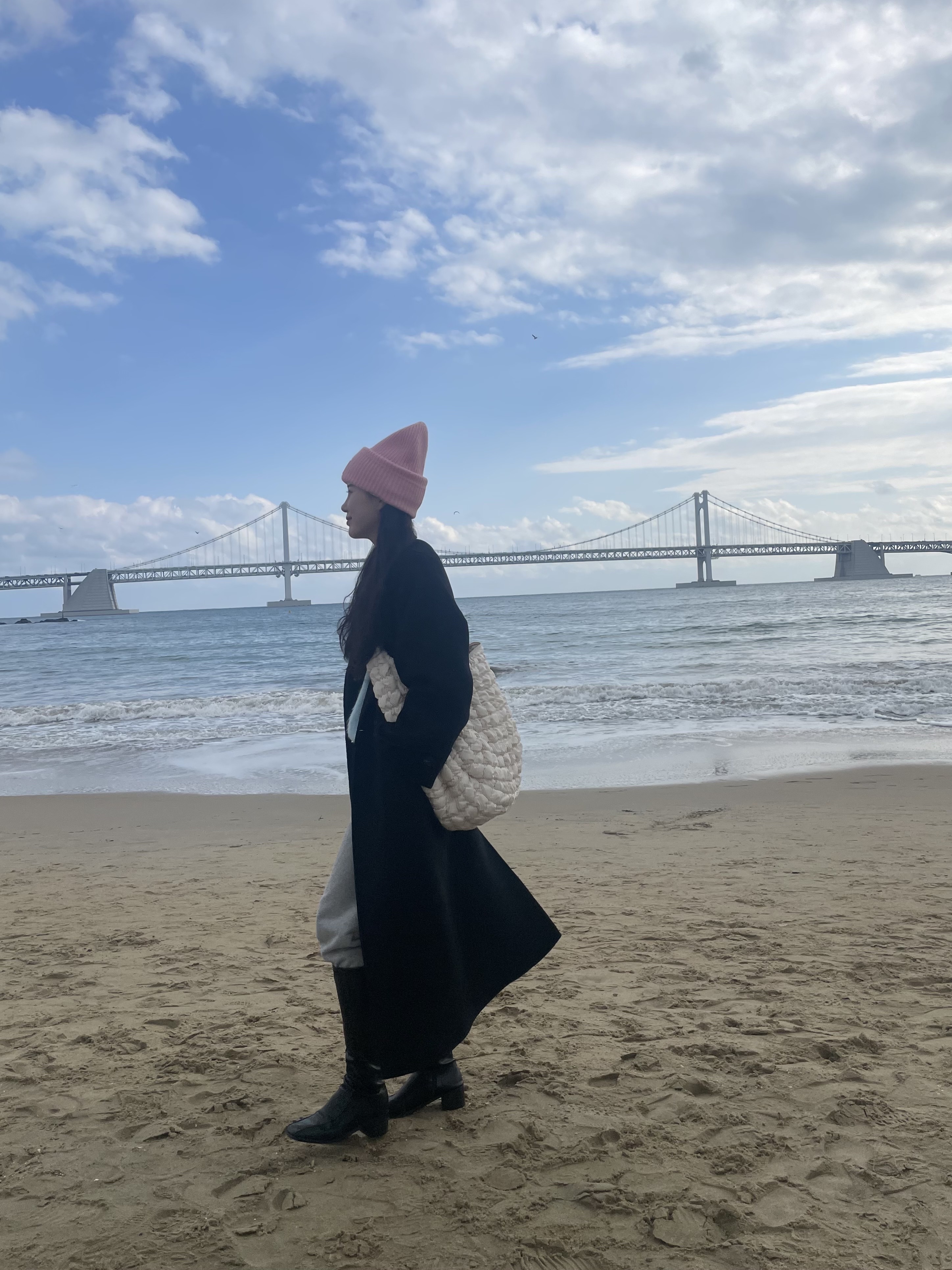 Acne Studios Ribbed Beanie Hat Blush Pink, COS Quilted Oversized Shoulder Bag Off White Light Beige 착용 스타일 - 3
