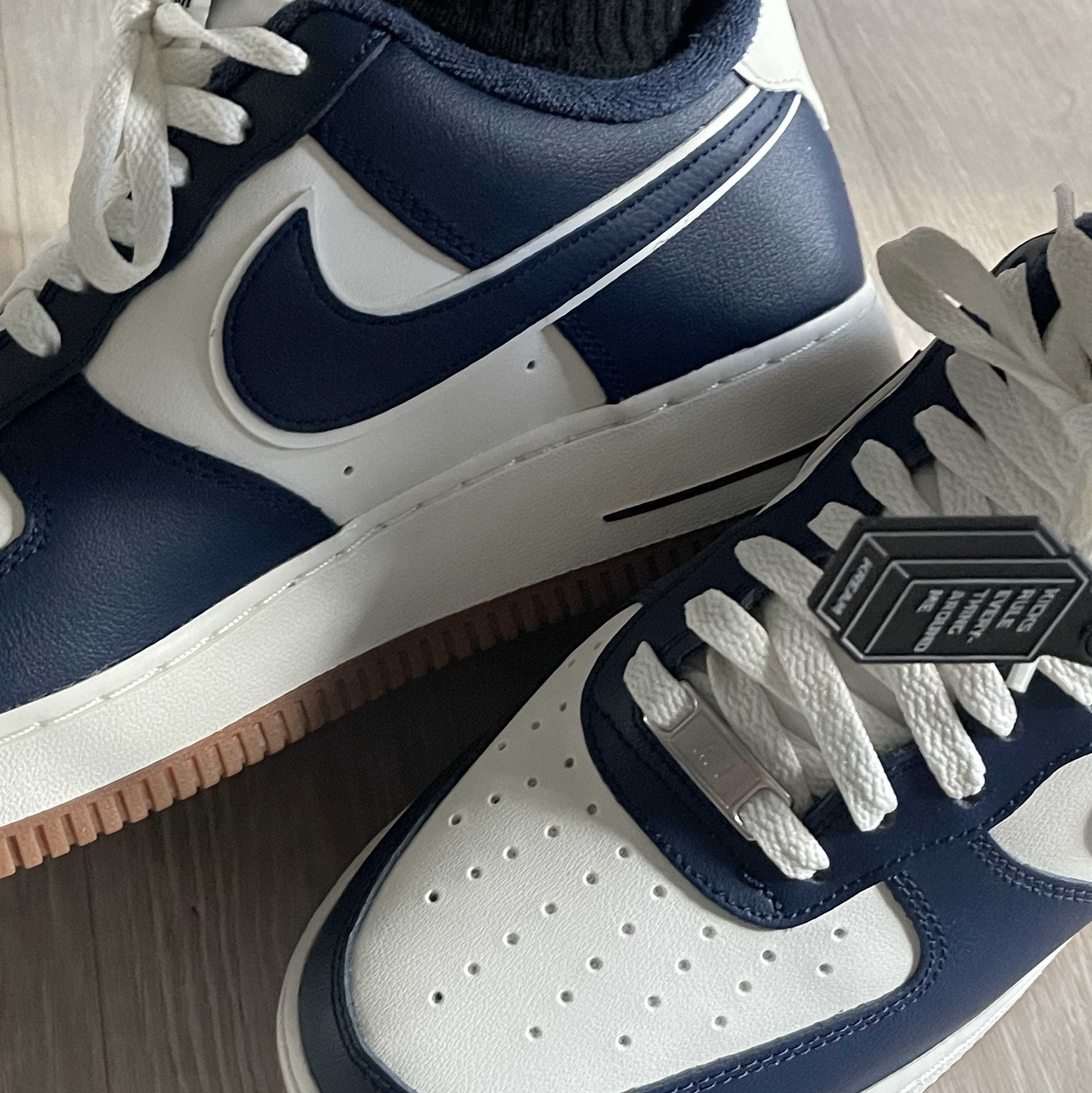 Nike Air Force 1 '07 LV8 Midnight Navy 착용 스타일
