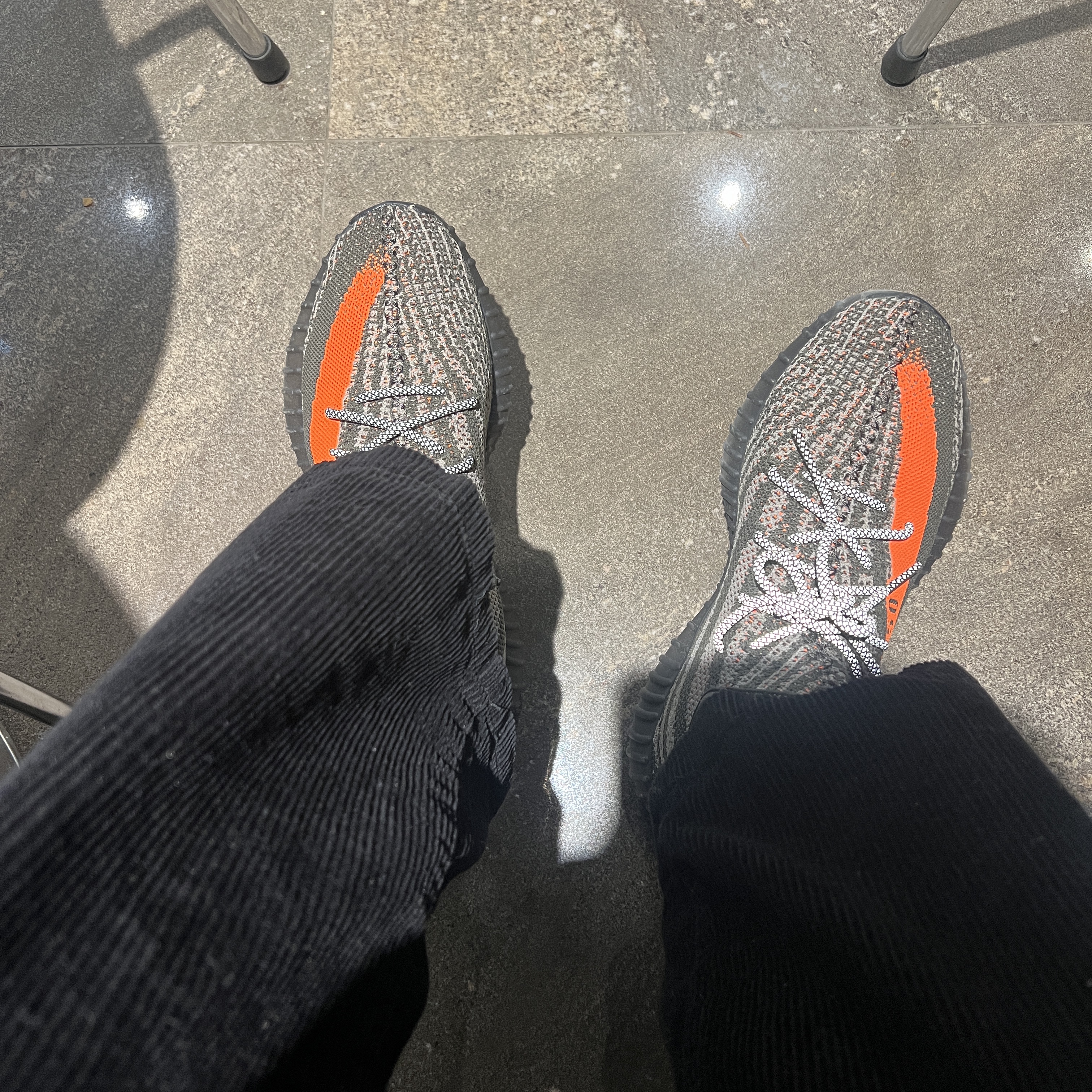 Adidas Yeezy Boost 350 V2 Carbon Beluga 착용 스타일