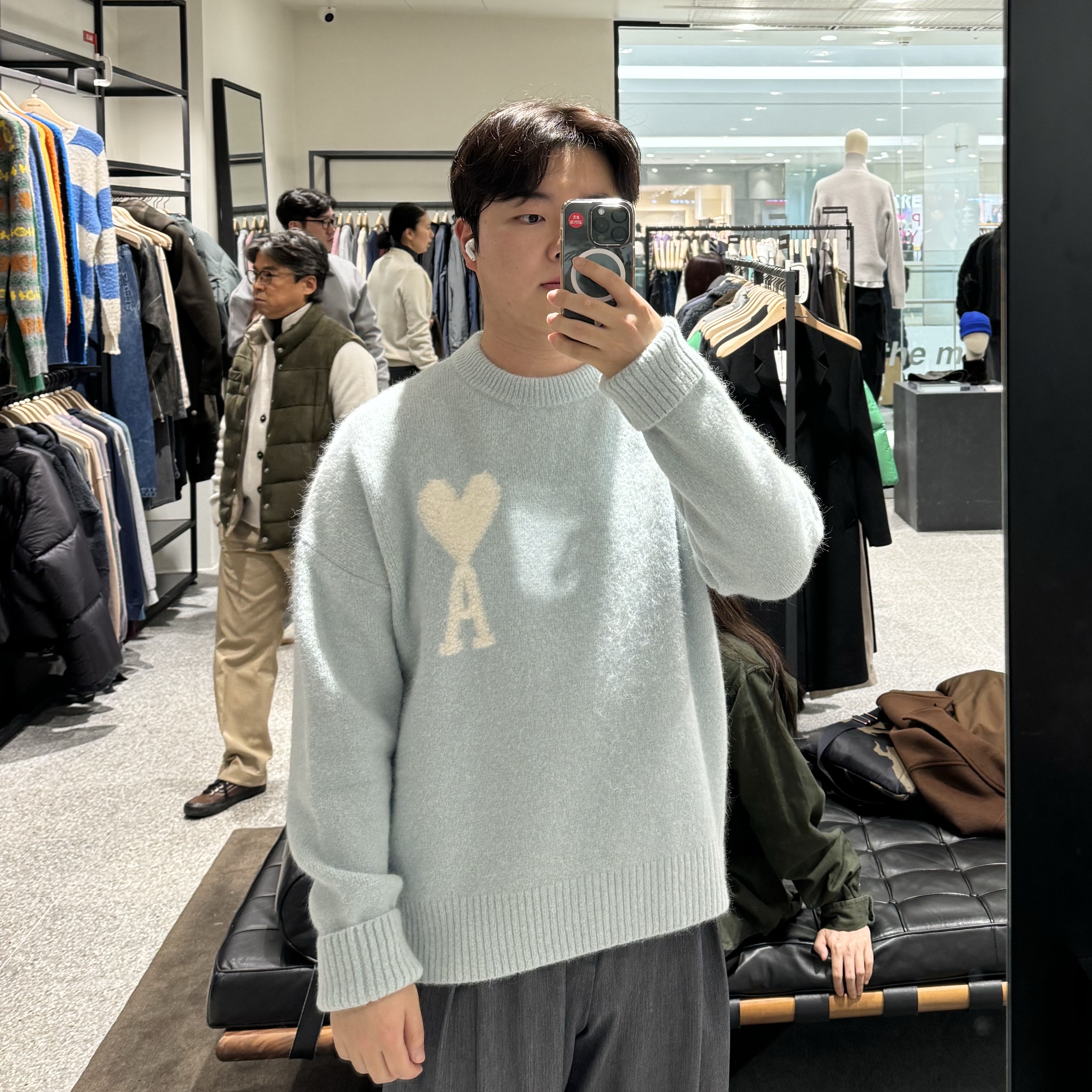 AMI de Coeur Cloudy Sweater Aquamarine Ivory 착용 스타일