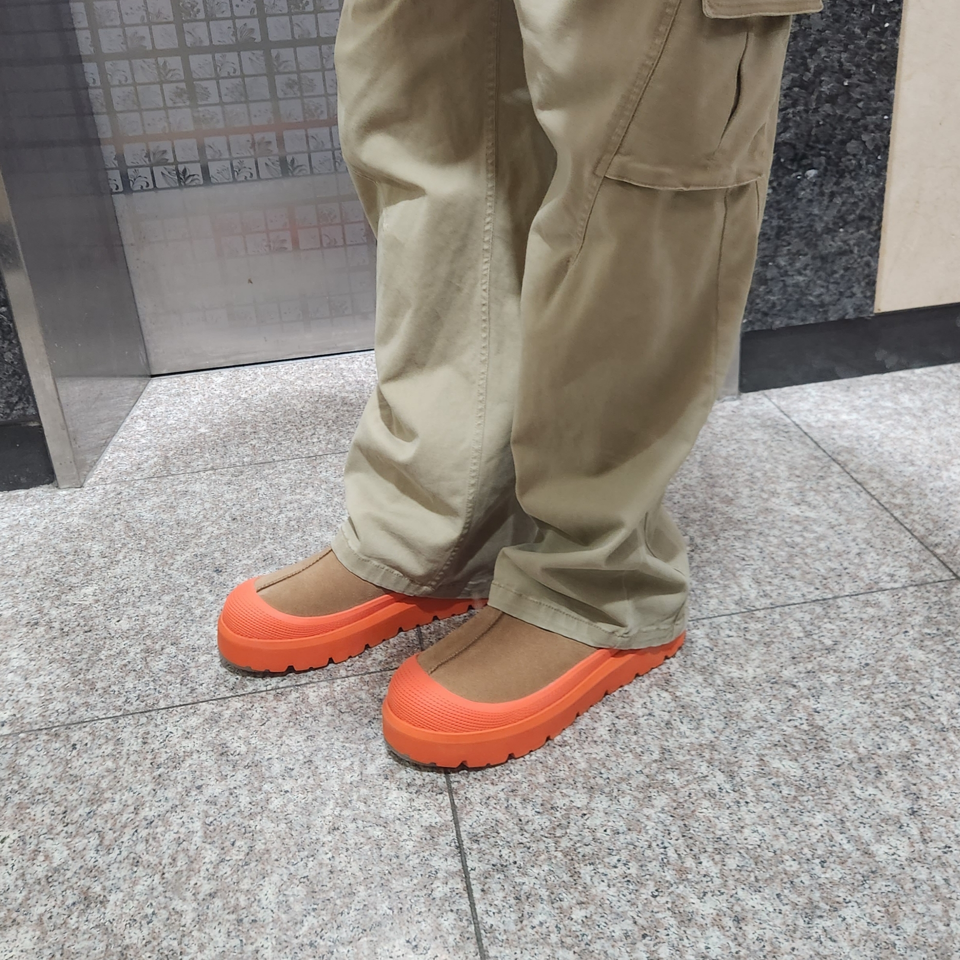 UGG Tasman Weather Hybrid Chestnut Orange 착용 스타일 - 6