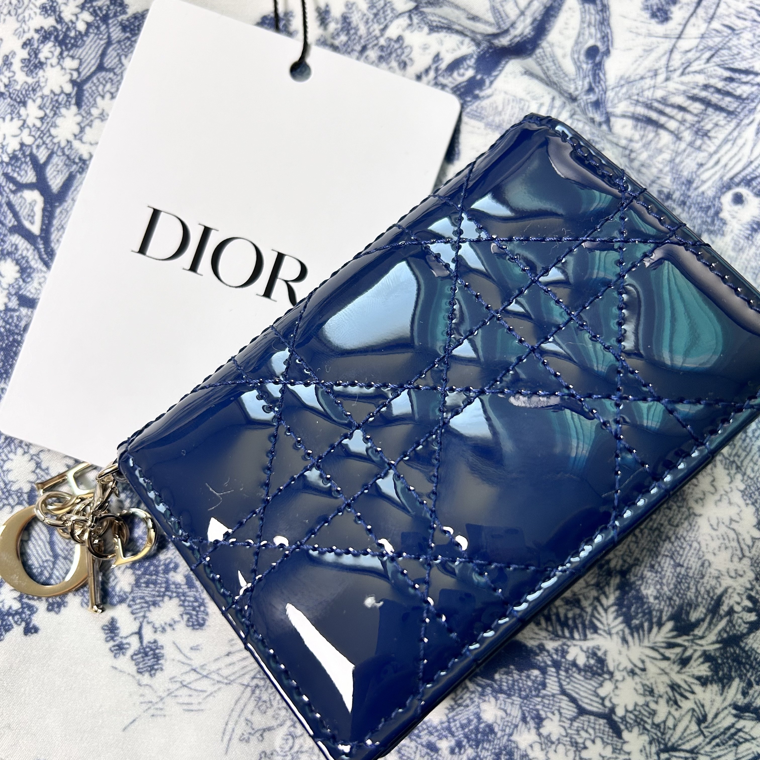 Dior Lady Flap Card Holder Patent Cannage Calfskin Black 착용 스타일
