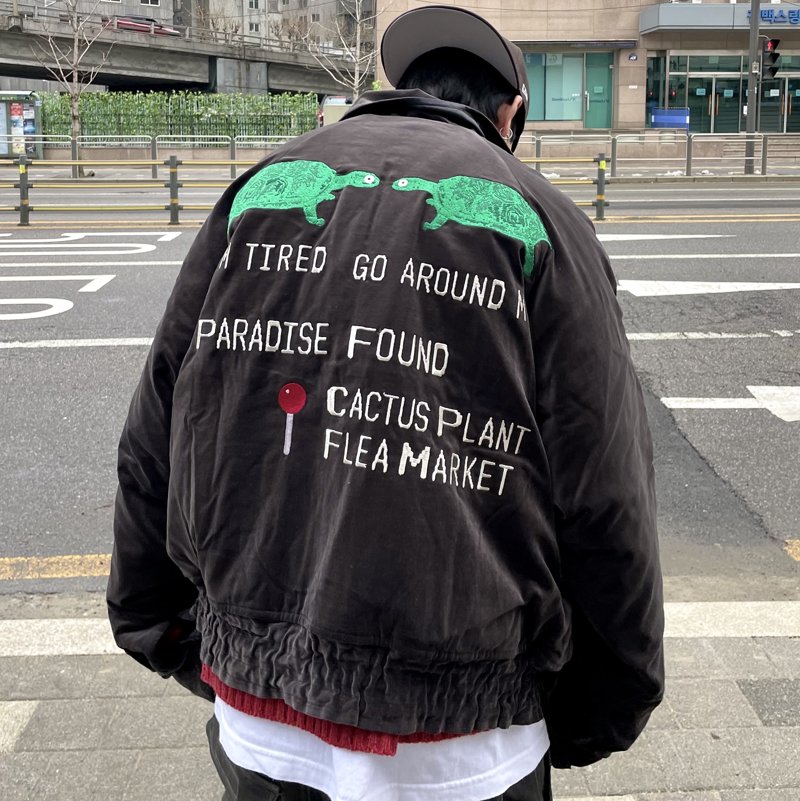 Cactus Plant Flea Market Too Slow Souvenir Jacket Brown, Kapital 5G Wool Bone Crewneck Sweater Red 착용 스타일 - 1