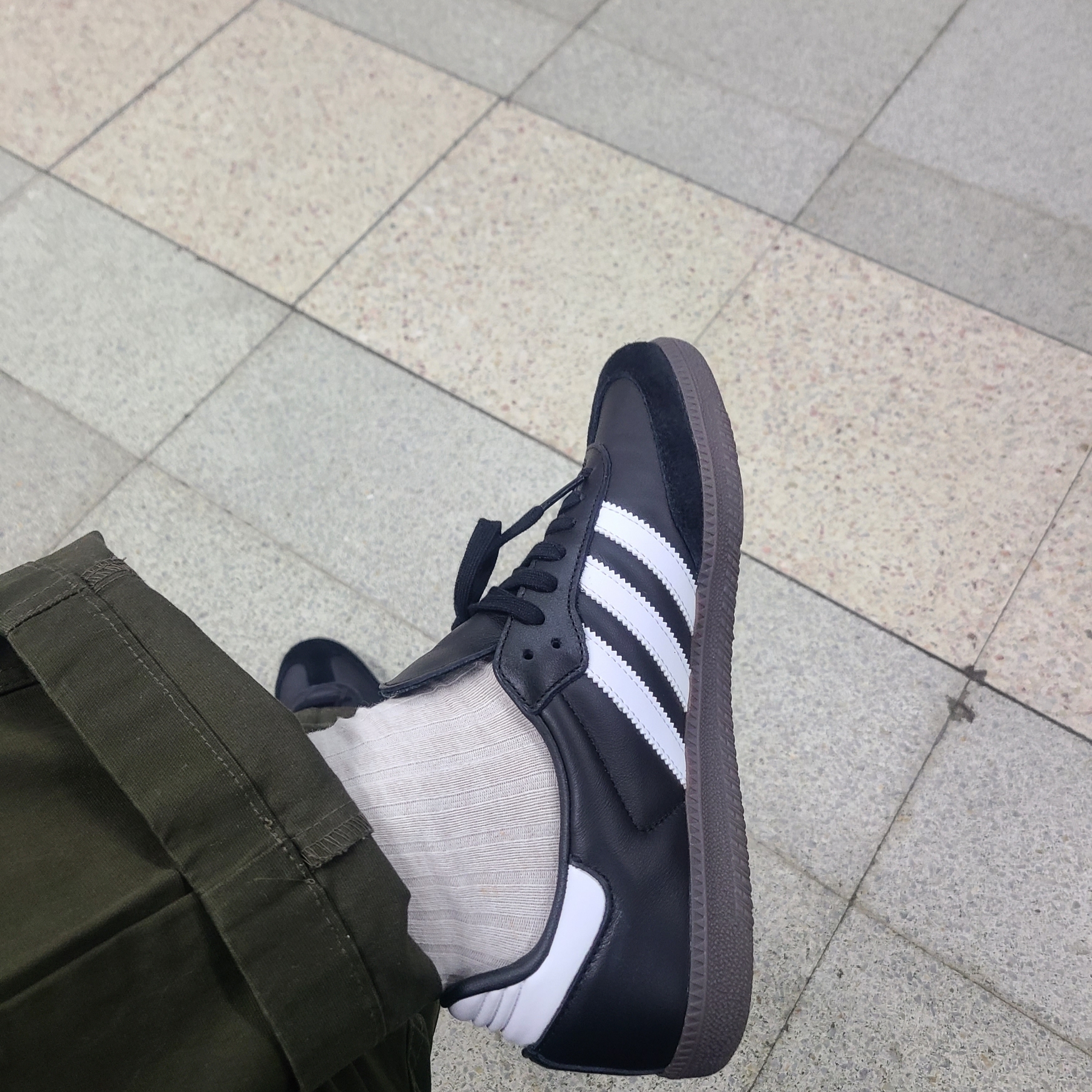 Adidas Samba OG Black White Gum 착용 스타일