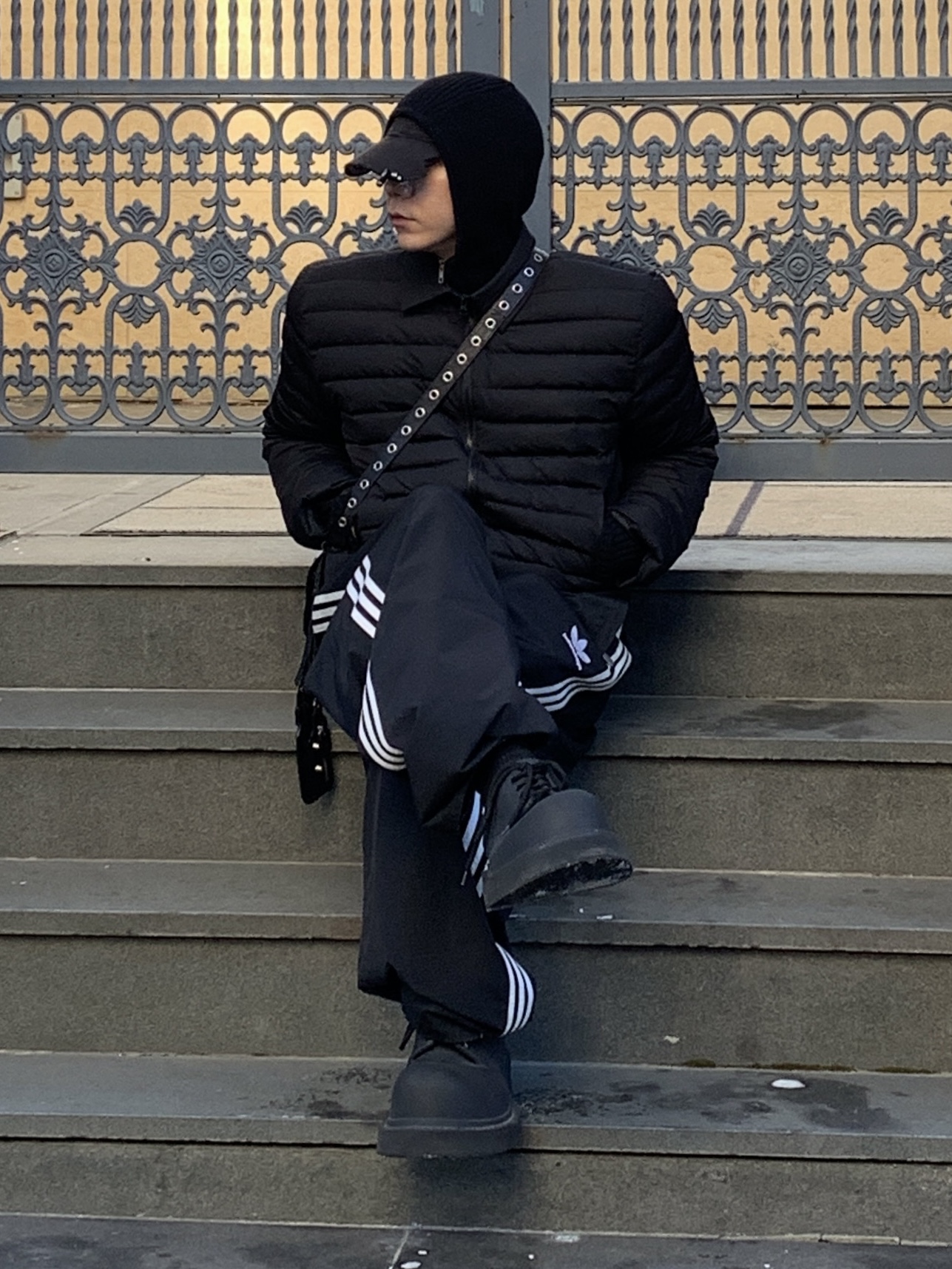 Balenciaga Heavy Piercing Cap Faded Black, Balenciaga x Adidas Tracksuit Trousers Black 착용 스타일 - 3