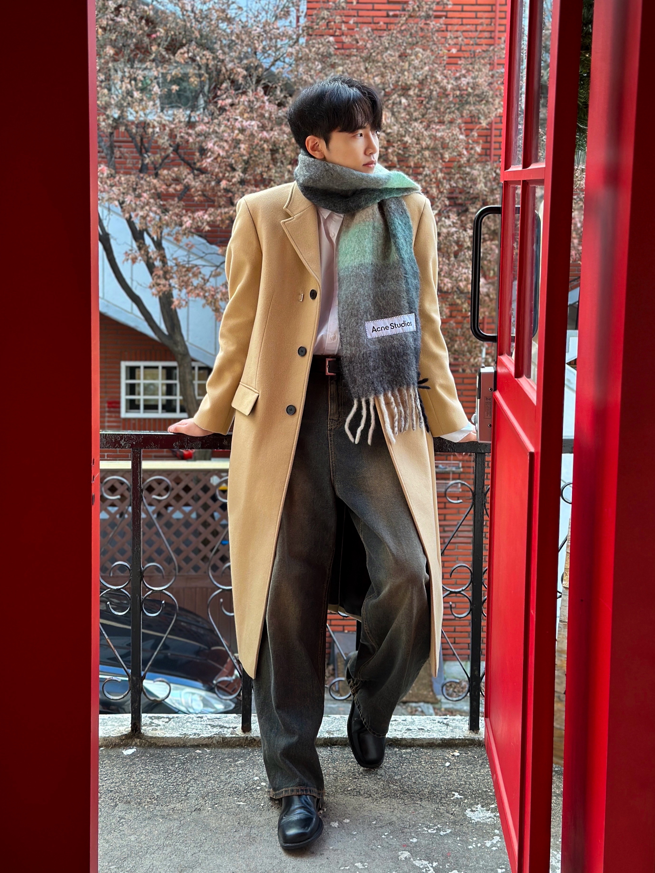 Acne Studios Mohair Check Muffler Grey Green Black, Saint Laurent Leather Silver Monogram Belt Black 착용 스타일 - 1