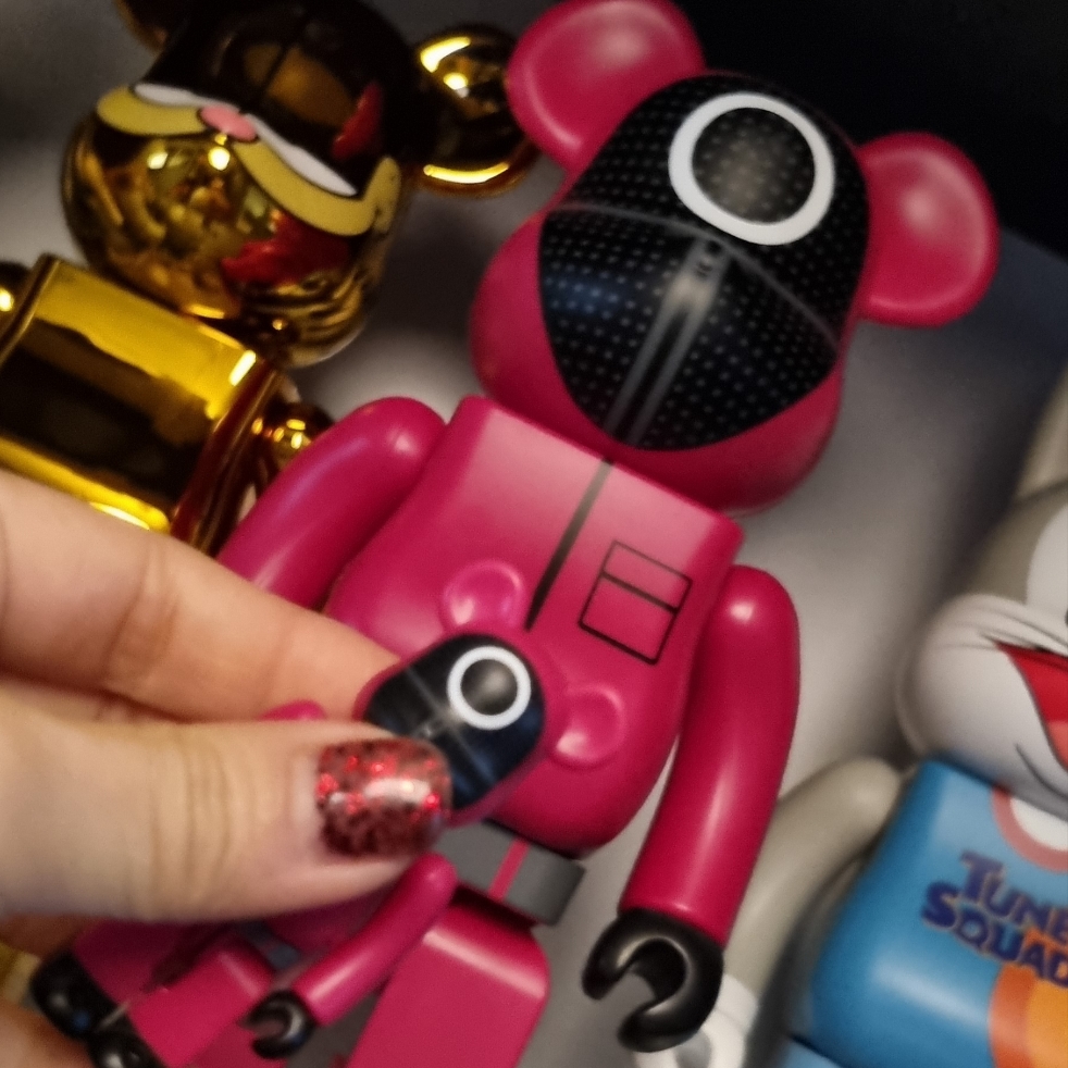 Bearbrick x Squid Game Guard Circle 100% & 400% Set 착용 스타일