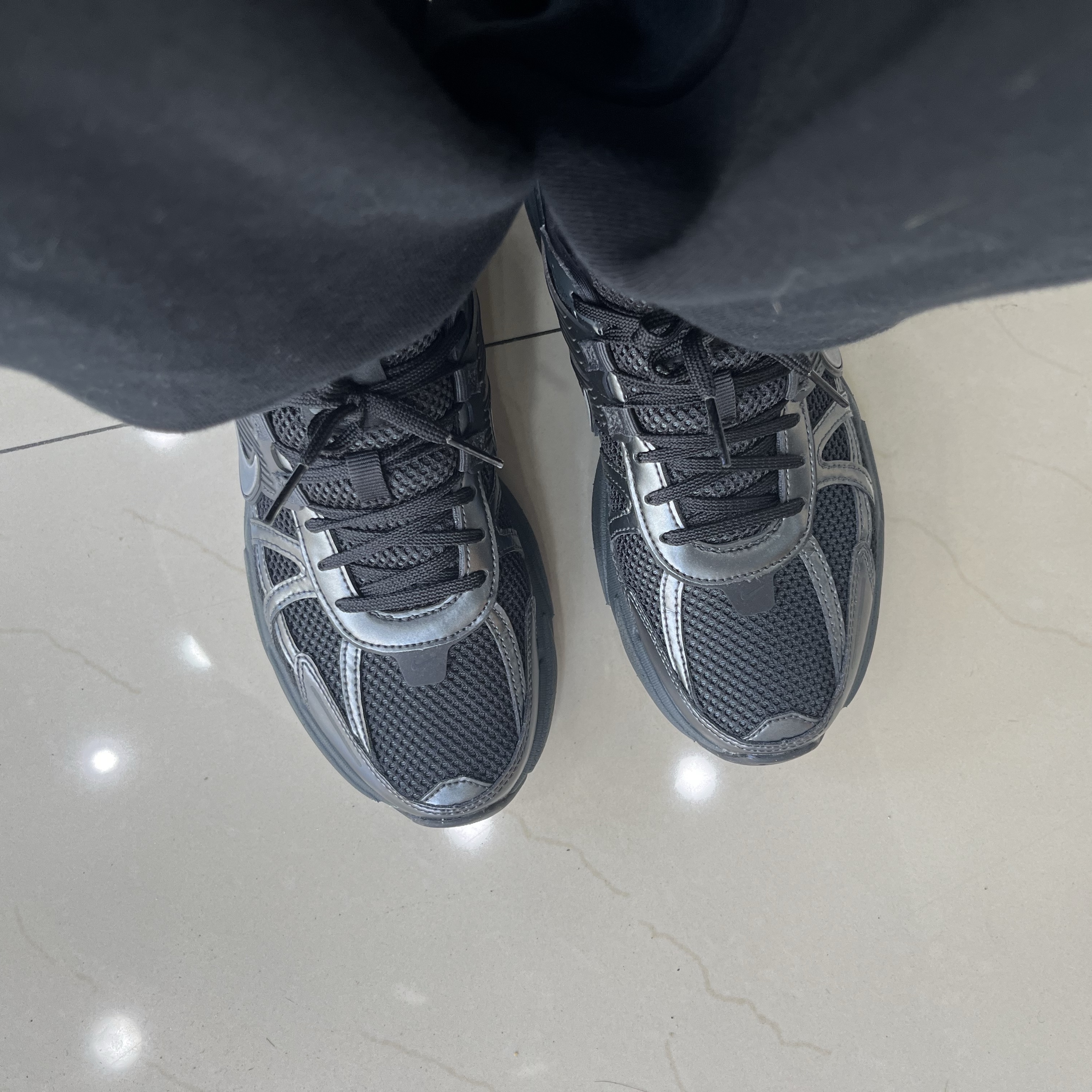 Nike V2K Run Black Anthracite 착용 스타일 - 1