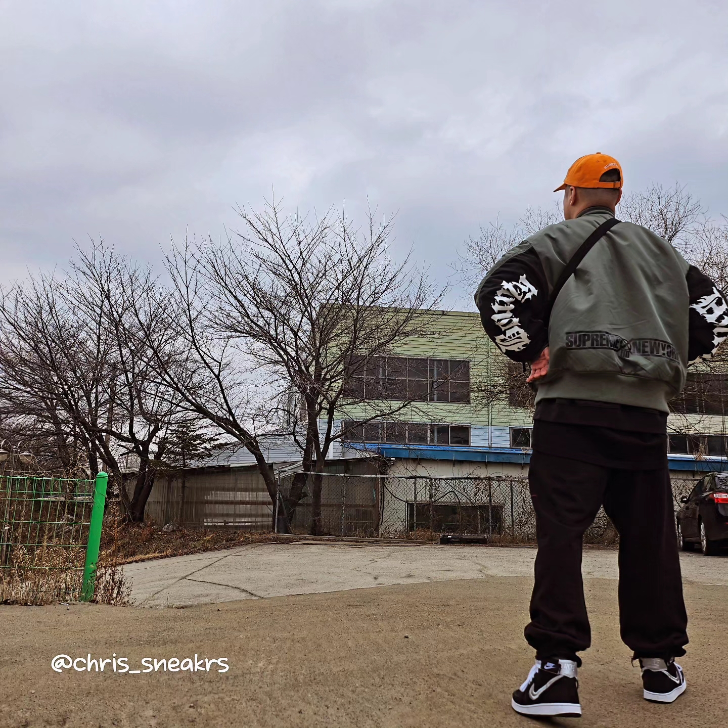 Supreme x Bounty Hunter MA-1 Jacket Olive - 23FW, Supreme Pigment Canvas S Logo 6-Panel Orange - 23SS 착용 스타일 - 1
