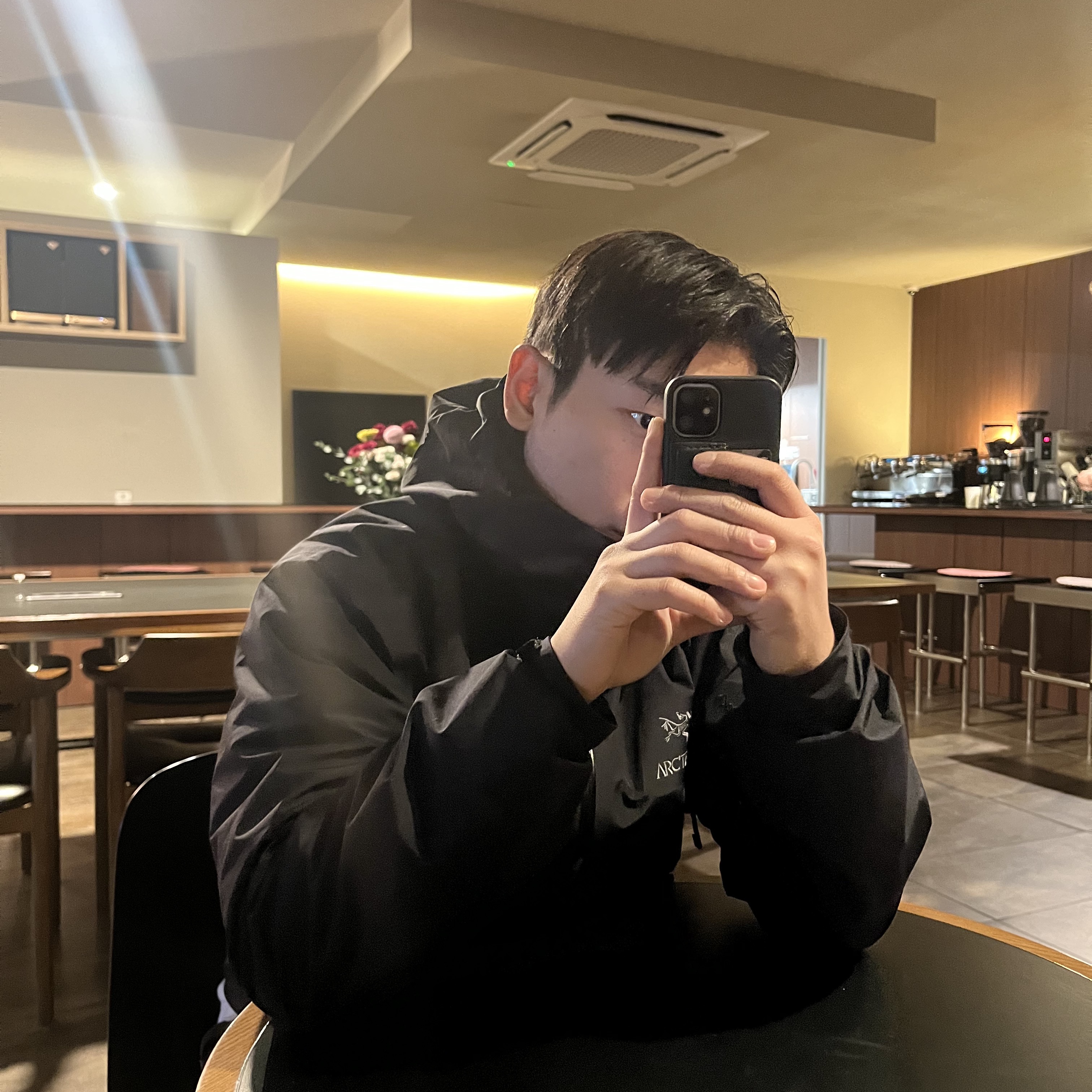 메종 미하라 야스히로 블레이키 OG 솔 캔버스 로우탑 스니커즈 블랙 화이트, 아크테릭스 베타 LT 자켓 블랙 착용 스타일 - 2