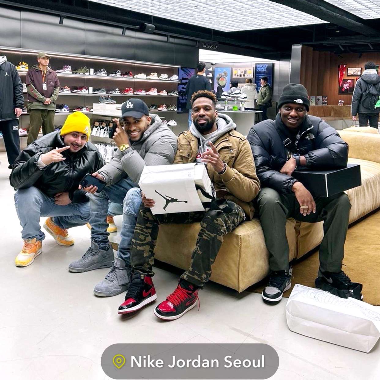 Jordan 4 x Kaws Retro Cool Grey, Jordan 1 Retro High OG Patent Bred 착용 스타일